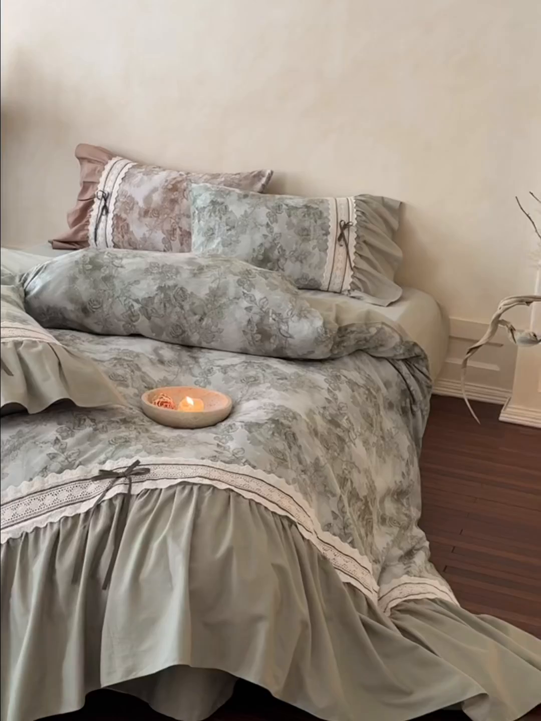 91家纺网 家纺一手货源 找家纺 佳汐蓝家纺 2025秋冬新品50贡缎磨毛提花+法式花边四件套--墨兰 墨兰-绿