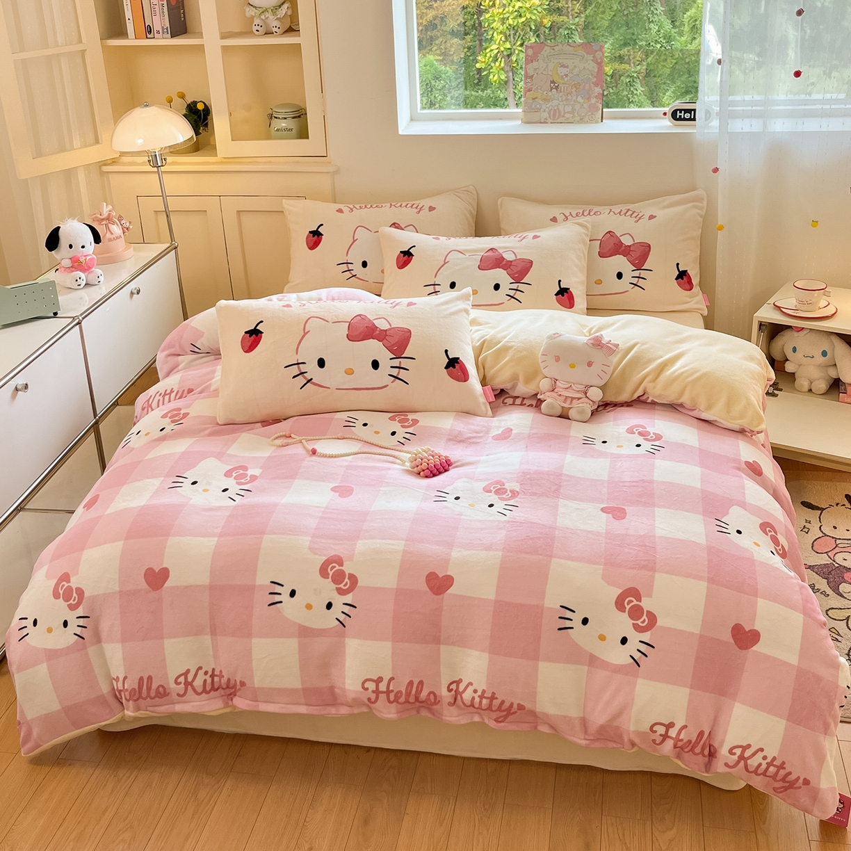 91家纺网 家纺一手货源 找家纺 桃子家居 2025新品正版三丽鸥授权Kitty数码大版枕套混搭卡通加厚高克重牛奶绒系列四件套单品 绒三丽鸥-混搭粉格黄KT