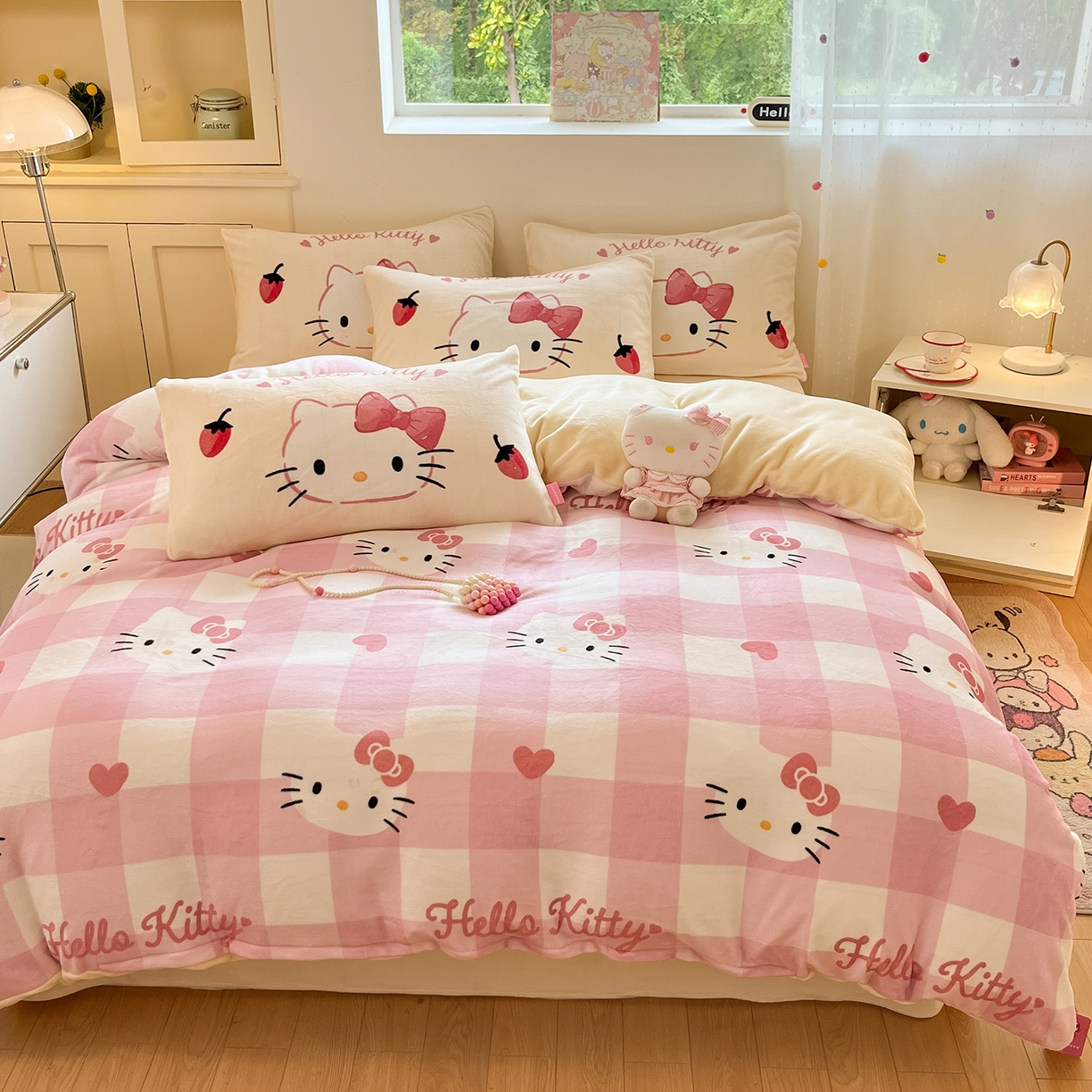 91家纺网 家纺一手货源 找家纺 桃子家居 2025新品正版三丽鸥授权Kitty数码大版枕套混搭卡通加厚高克重牛奶绒系列四件套单品 绒三丽鸥-混搭粉格黄KT