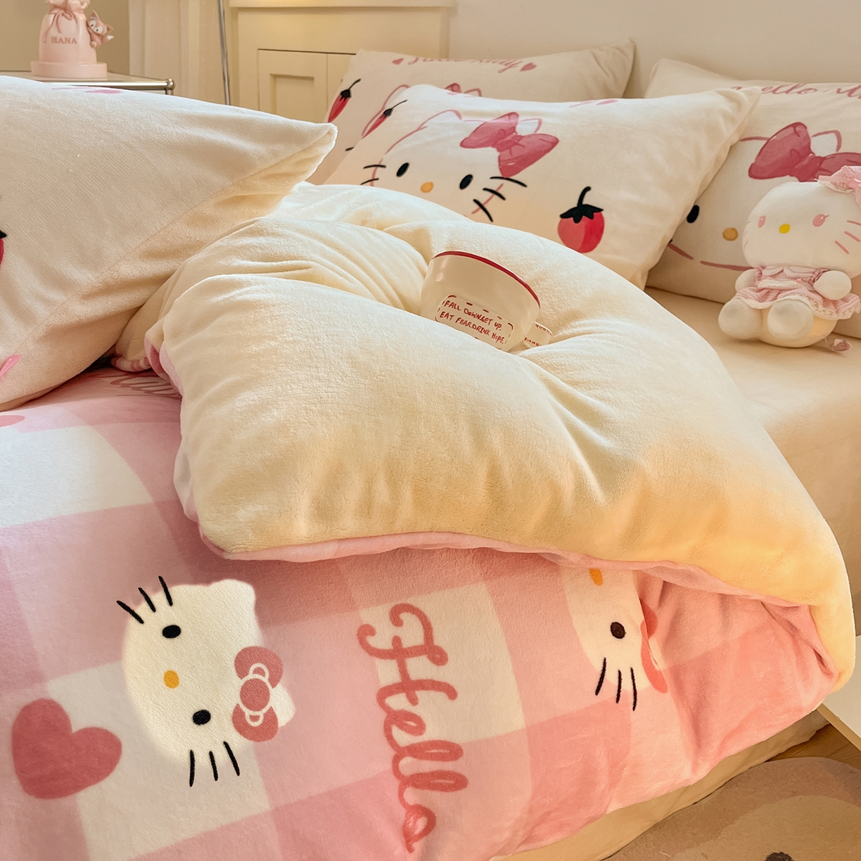 91家纺网 家纺一手货源 找家纺 桃子家居 2025新品正版三丽鸥授权Kitty数码大版枕套混搭卡通加厚高克重牛奶绒系列四件套单品 绒三丽鸥-混搭粉格黄KT