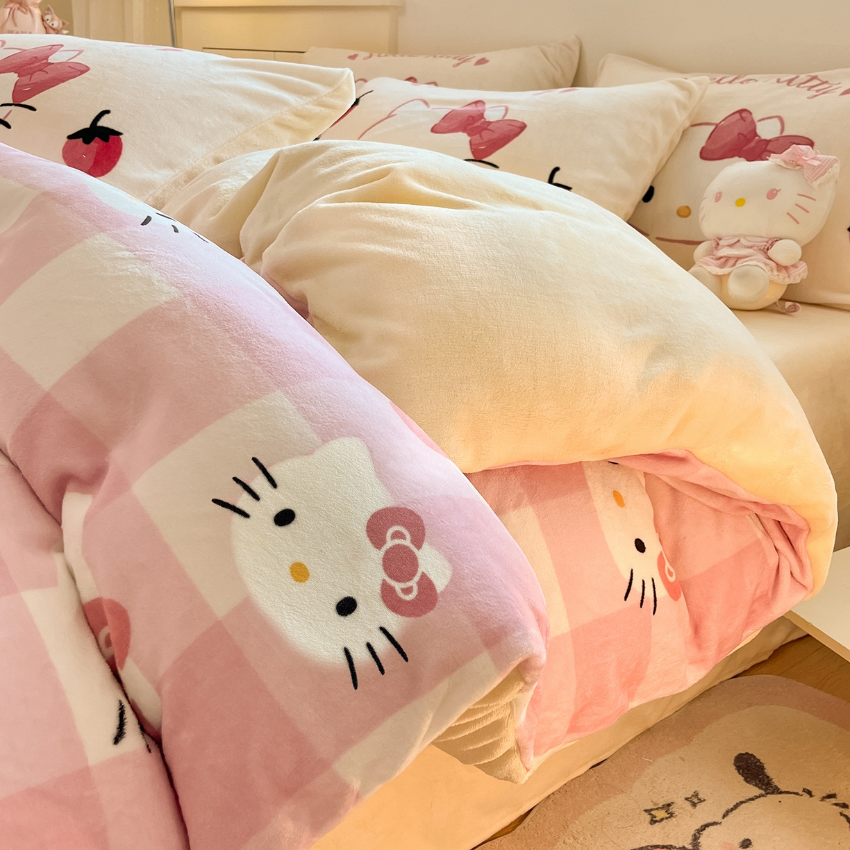 91家纺网 家纺一手货源 找家纺 桃子家居 2025新品正版三丽鸥授权Kitty数码大版枕套混搭卡通加厚高克重牛奶绒系列四件套单品 绒三丽鸥-混搭粉格黄KT