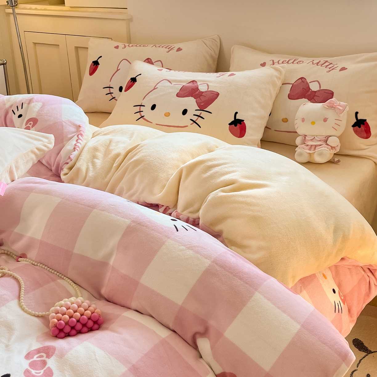 91家纺网 家纺一手货源 找家纺 桃子家居 2025新品正版三丽鸥授权Kitty数码大版枕套混搭卡通加厚高克重牛奶绒系列四件套单品 绒三丽鸥-混搭粉格黄KT