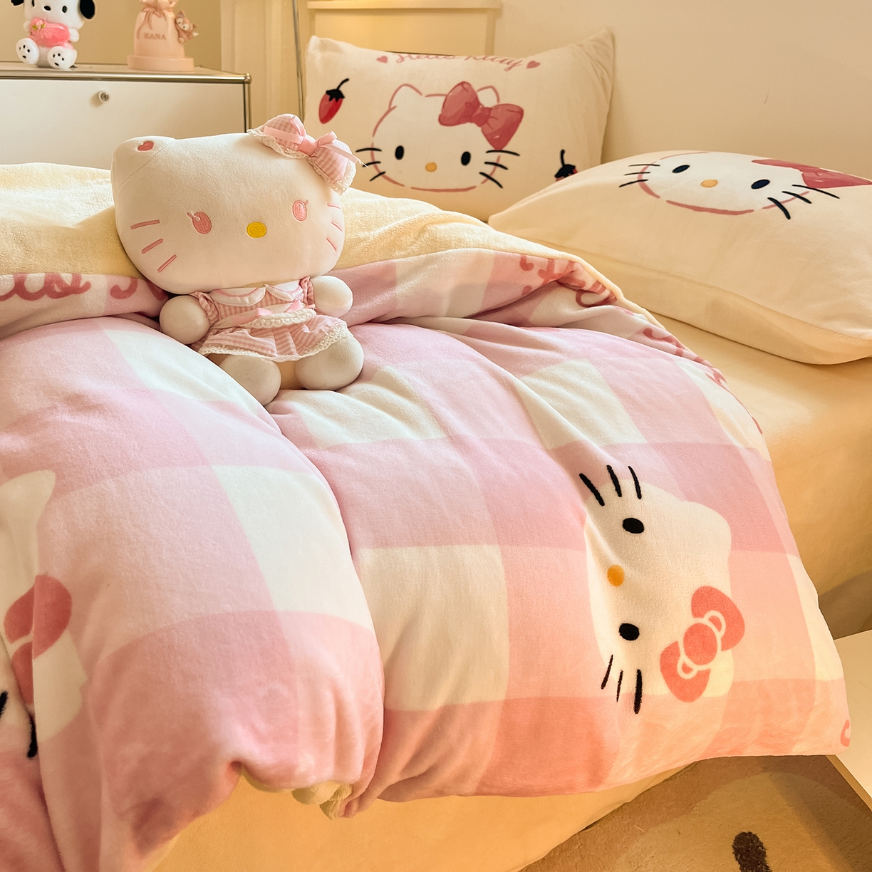 91家纺网 家纺一手货源 找家纺 桃子家居 2025新品正版三丽鸥授权Kitty数码大版枕套混搭卡通加厚高克重牛奶绒系列四件套单品 绒三丽鸥-混搭粉格黄KT