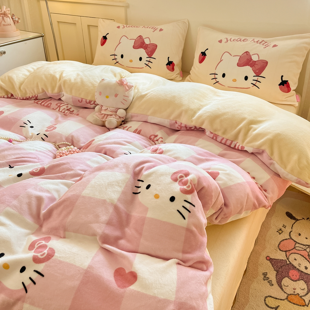 91家纺网 家纺一手货源 找家纺 桃子家居 2025新品正版三丽鸥授权Kitty数码大版枕套混搭卡通加厚高克重牛奶绒系列四件套单品 绒三丽鸥-混搭粉格黄KT