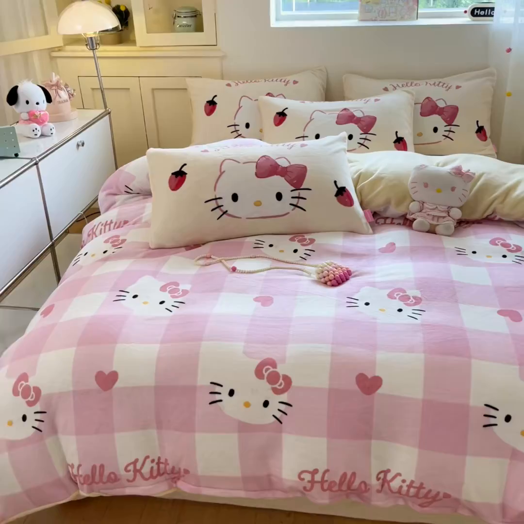91家纺网 家纺一手货源 找家纺 桃子家居 2025新品正版三丽鸥授权Kitty数码大版枕套混搭卡通加厚高克重牛奶绒系列四件套单品 绒三丽鸥-混搭粉格黄KT