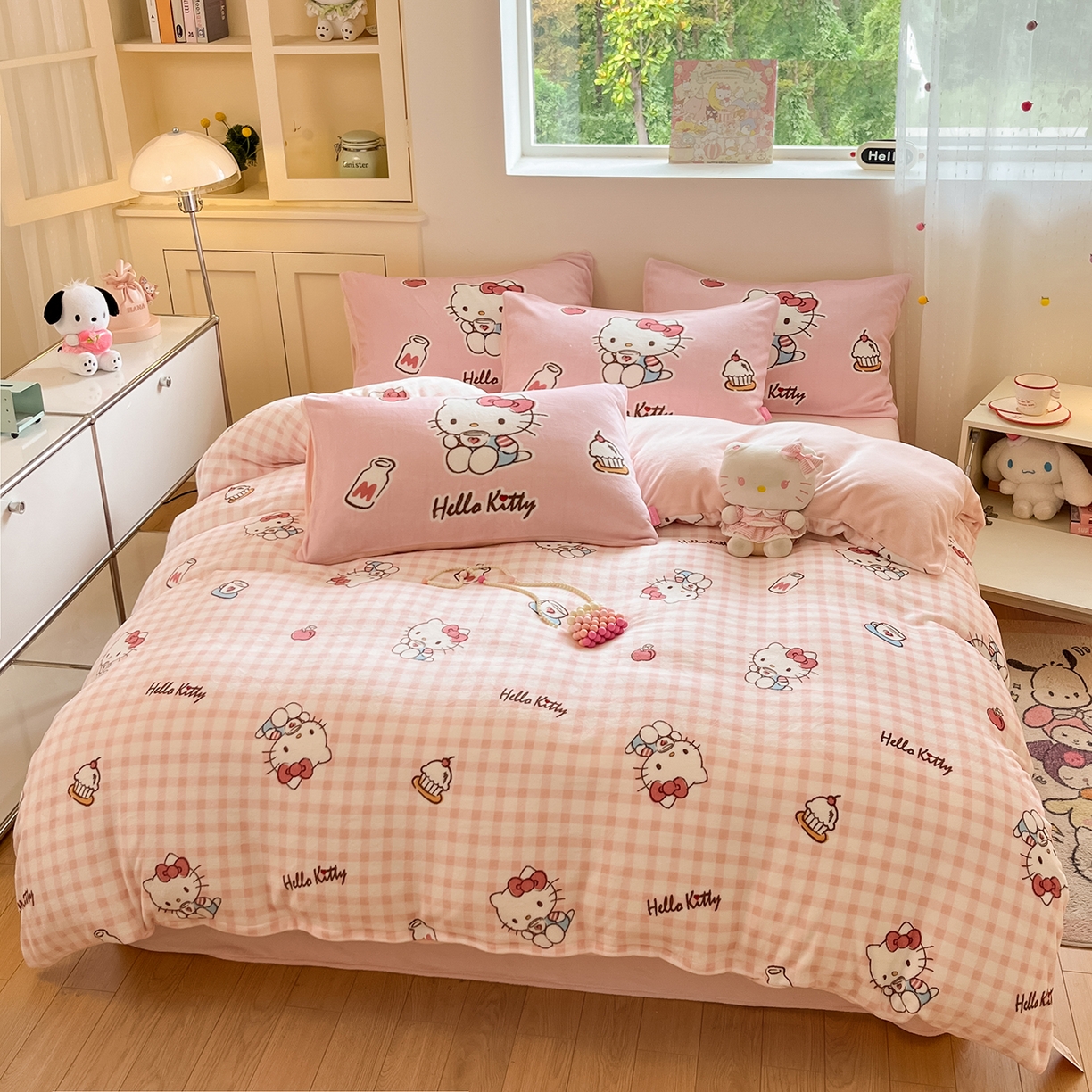 91家纺网 家纺一手货源 找家纺 桃子家居 2025新品正版三丽鸥授权Kitty数码大版枕套混搭卡通加厚高克重牛奶绒系列四件套单品 绒三丽鸥-混搭粉甜心KT