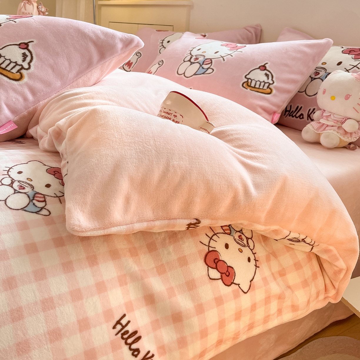 91家纺网 家纺一手货源 找家纺 桃子家居 2025新品正版三丽鸥授权Kitty数码大版枕套混搭卡通加厚高克重牛奶绒系列四件套单品 绒三丽鸥-混搭粉甜心KT