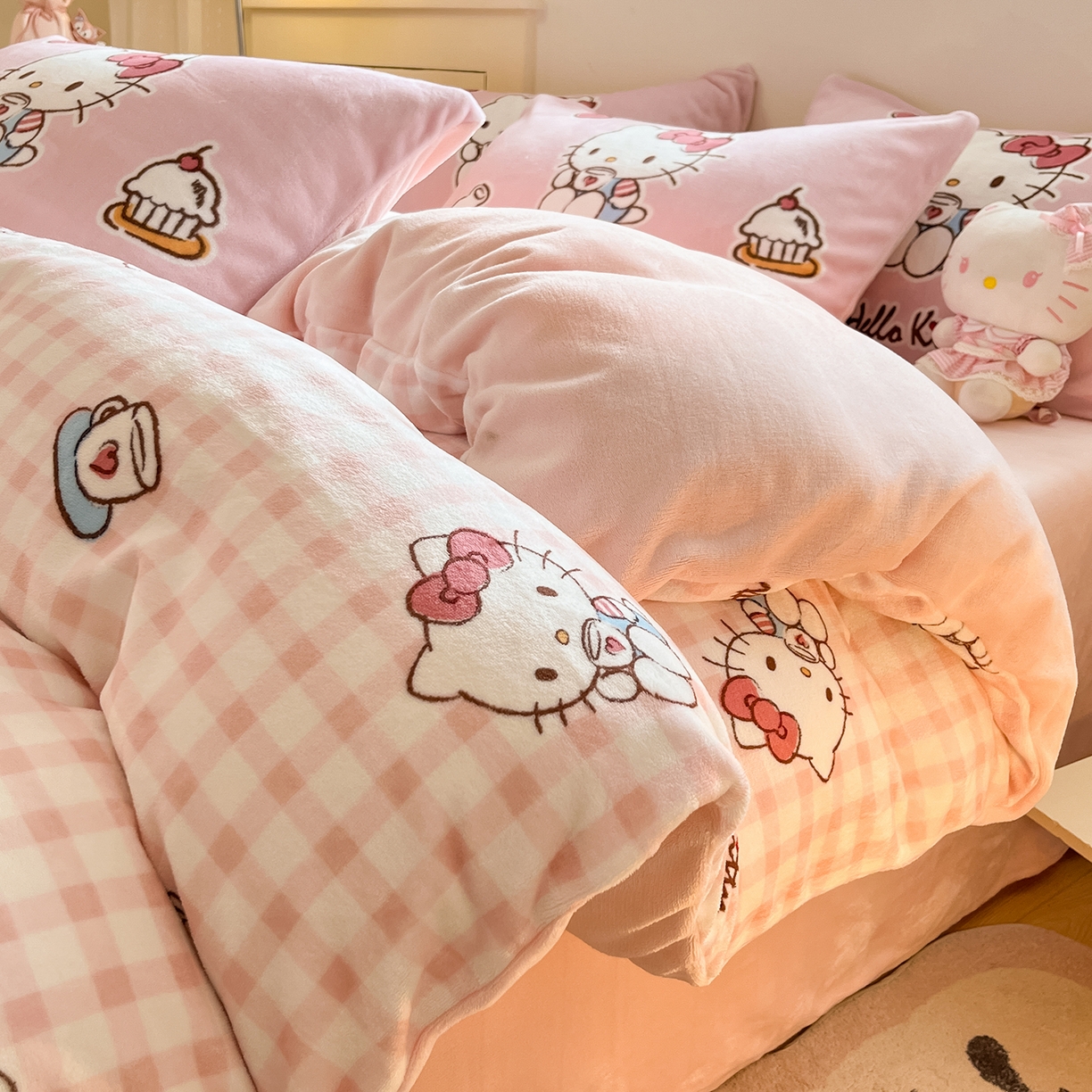 91家纺网 家纺一手货源 找家纺 桃子家居 2025新品正版三丽鸥授权Kitty数码大版枕套混搭卡通加厚高克重牛奶绒系列四件套单品 绒三丽鸥-混搭粉甜心KT