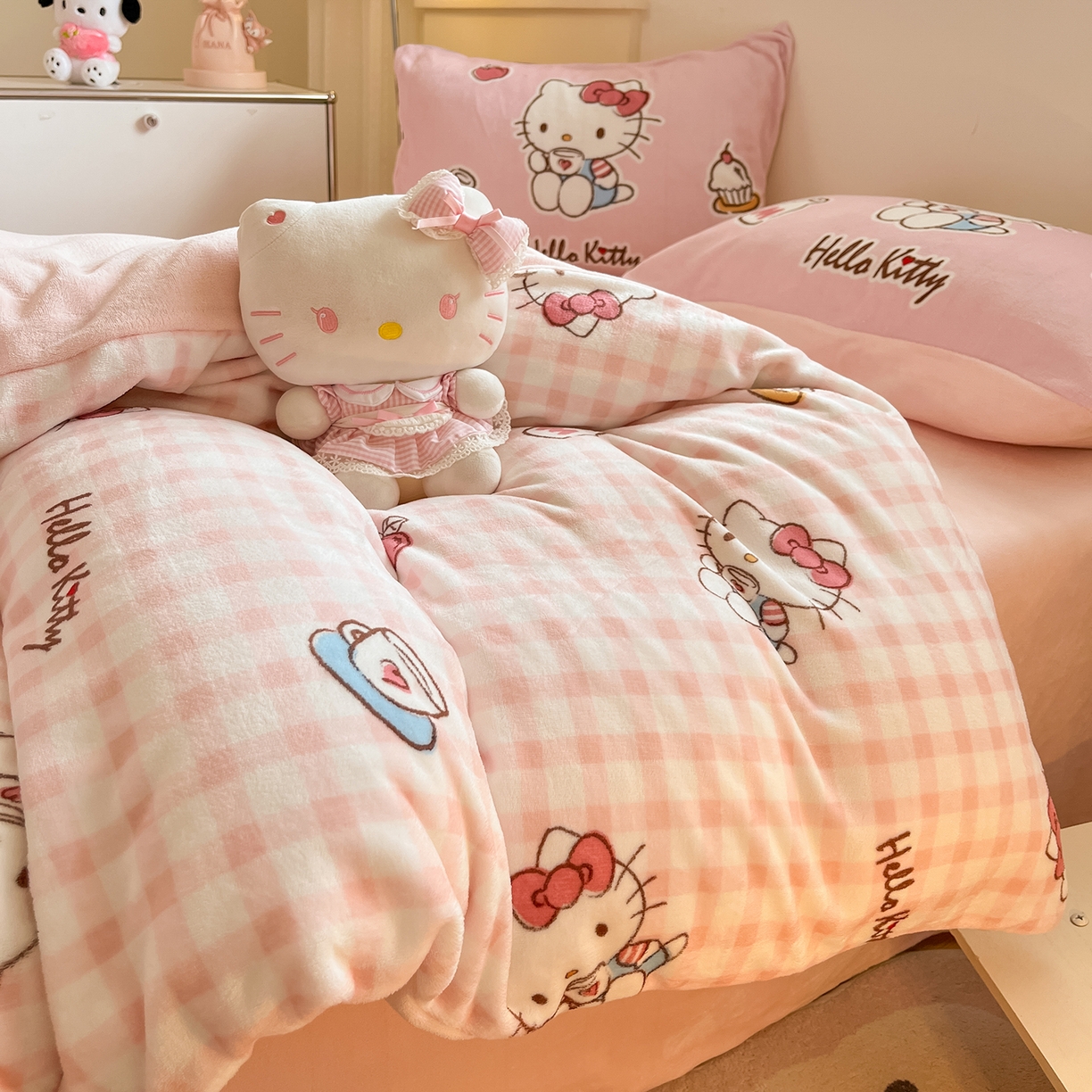 91家纺网 家纺一手货源 找家纺 桃子家居 2025新品正版三丽鸥授权Kitty数码大版枕套混搭卡通加厚高克重牛奶绒系列四件套单品 绒三丽鸥-混搭粉甜心KT
