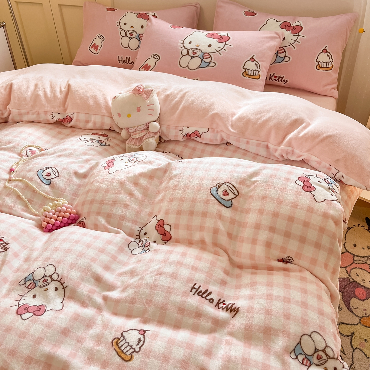 91家纺网 家纺一手货源 找家纺 桃子家居 2025新品正版三丽鸥授权Kitty数码大版枕套混搭卡通加厚高克重牛奶绒系列四件套单品 绒三丽鸥-混搭粉甜心KT