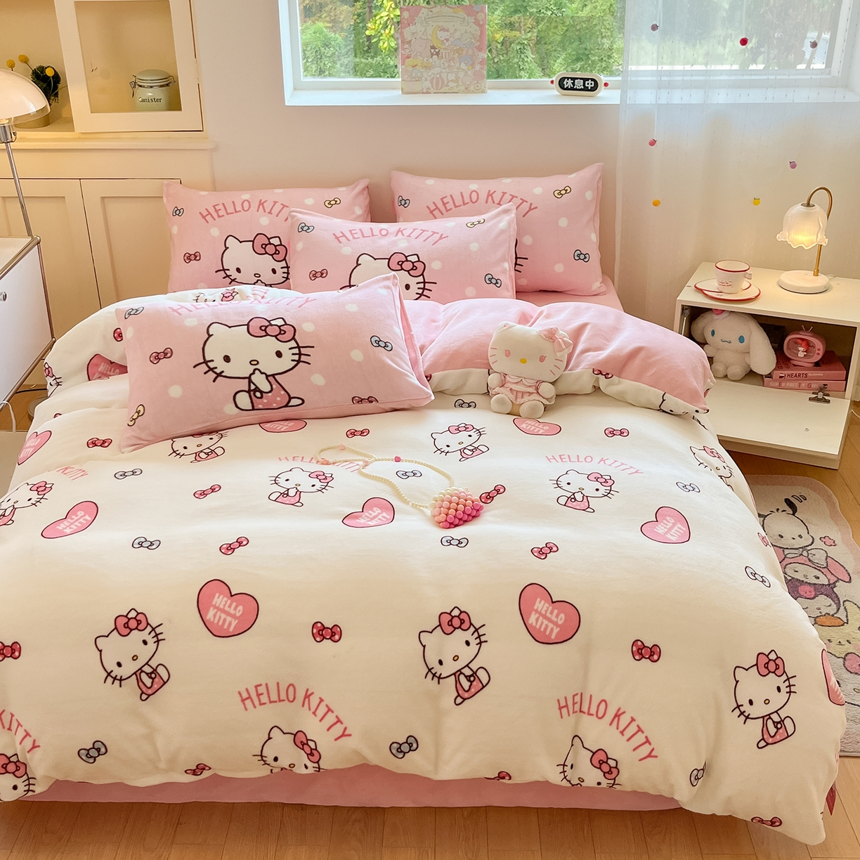 91家纺网 家纺一手货源 找家纺 桃子家居 2025新品正版三丽鸥授权Kitty数码大版枕套混搭卡通加厚高克重牛奶绒系列四件套单品 绒三丽鸥-混搭粉心KT