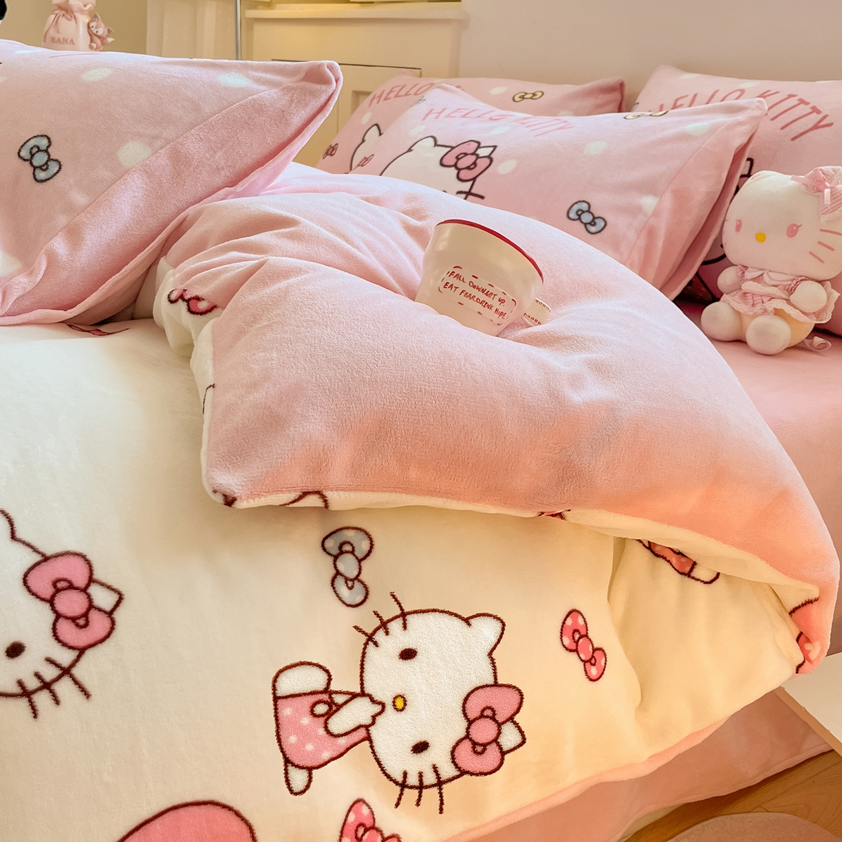 91家纺网 家纺一手货源 找家纺 桃子家居 2025新品正版三丽鸥授权Kitty数码大版枕套混搭卡通加厚高克重牛奶绒系列四件套单品 绒三丽鸥-混搭粉心KT