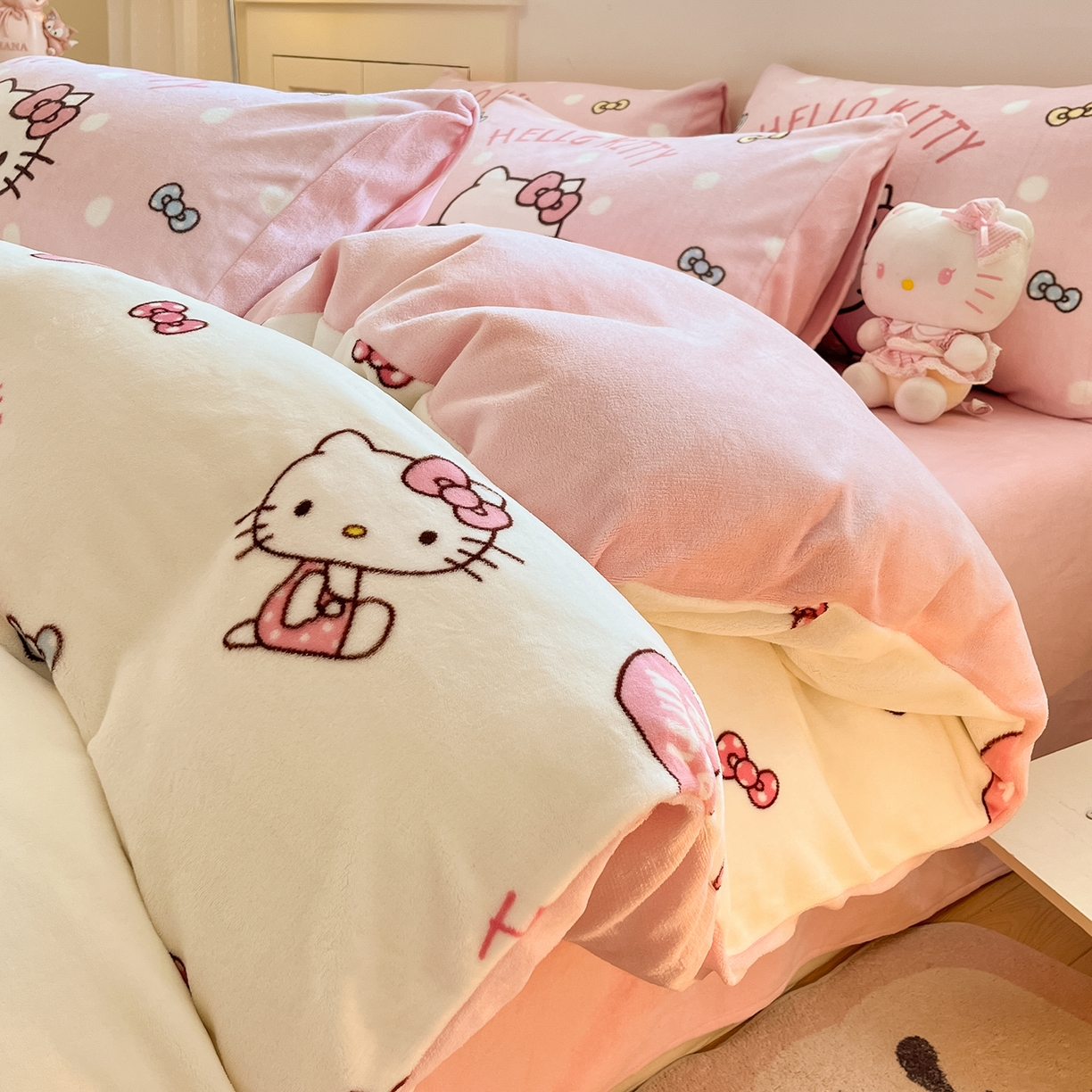 91家纺网 家纺一手货源 找家纺 桃子家居 2025新品正版三丽鸥授权Kitty数码大版枕套混搭卡通加厚高克重牛奶绒系列四件套单品 绒三丽鸥-混搭粉心KT