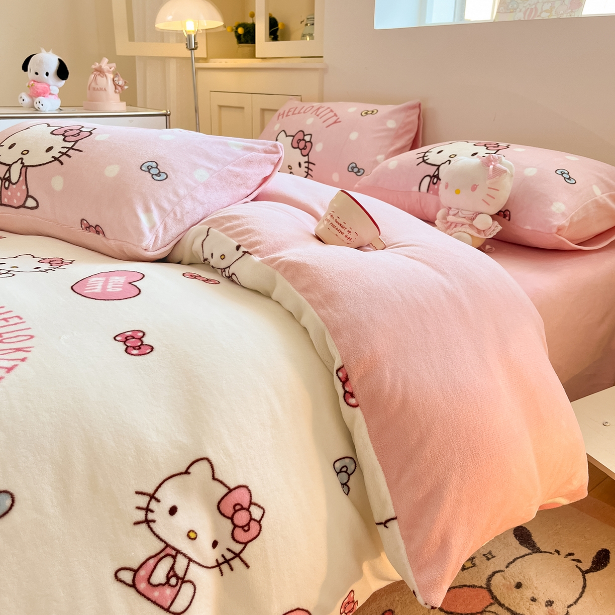 91家纺网 家纺一手货源 找家纺 桃子家居 2025新品正版三丽鸥授权Kitty数码大版枕套混搭卡通加厚高克重牛奶绒系列四件套单品 绒三丽鸥-混搭粉心KT