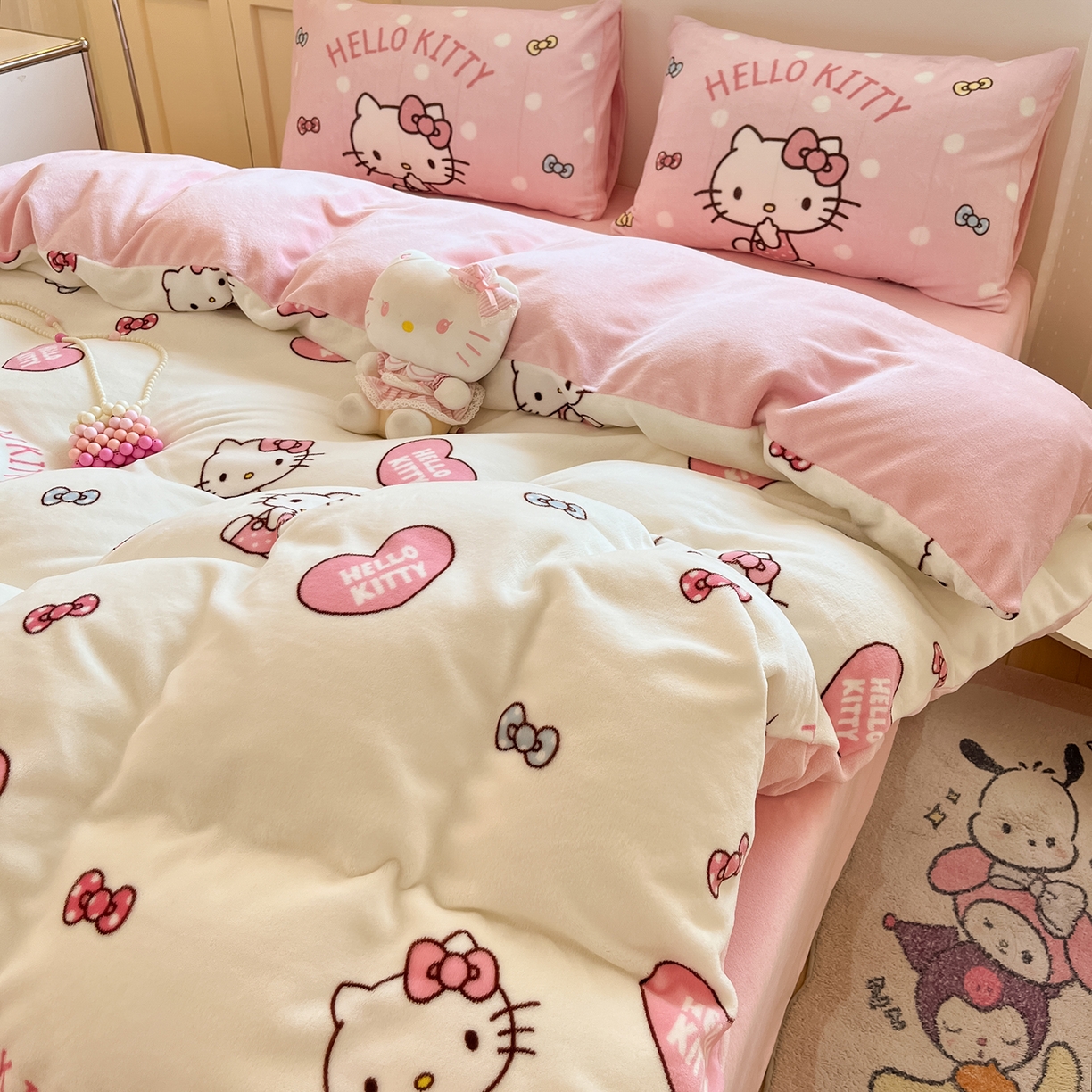 91家纺网 家纺一手货源 找家纺 桃子家居 2025新品正版三丽鸥授权Kitty数码大版枕套混搭卡通加厚高克重牛奶绒系列四件套单品 绒三丽鸥-混搭粉心KT