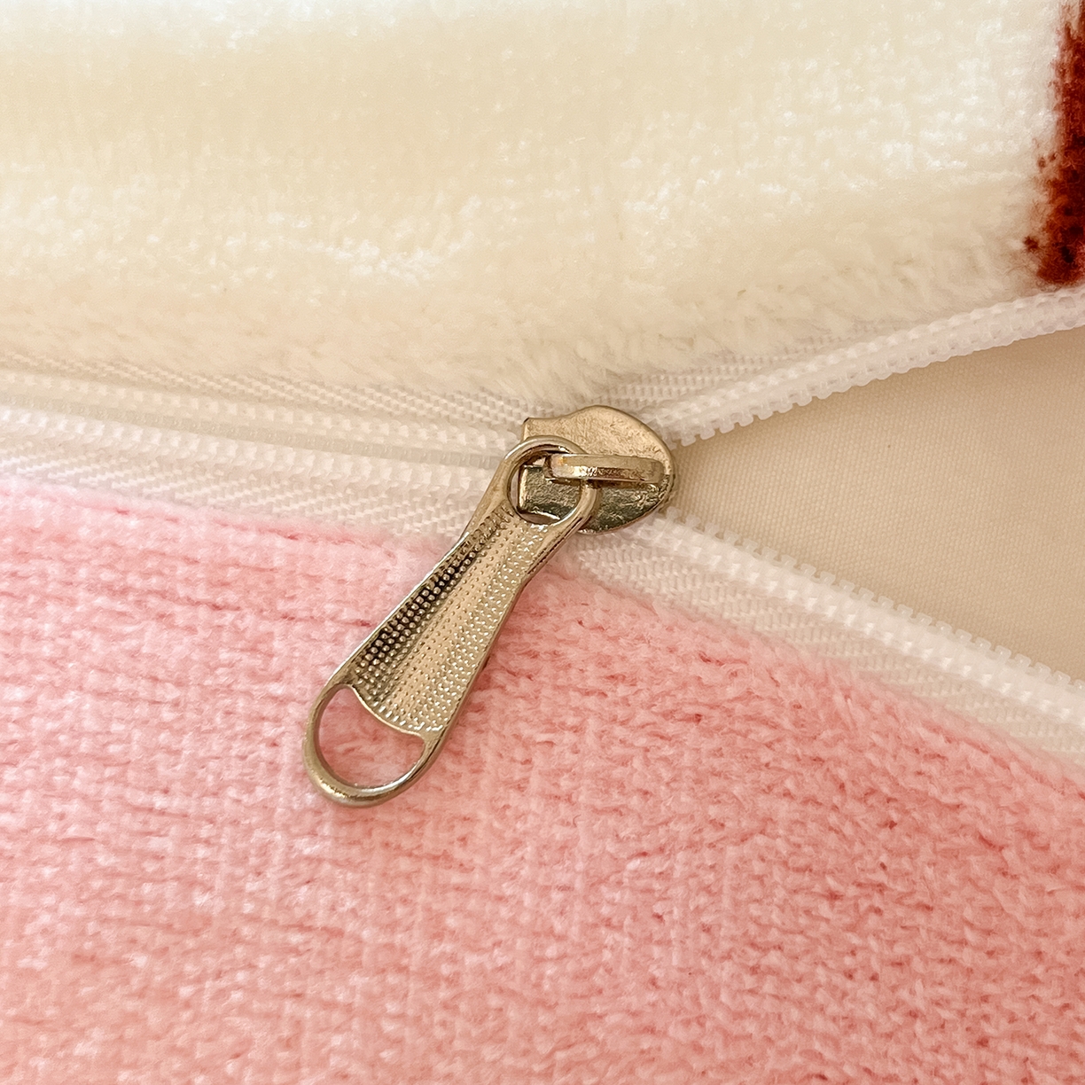 91家纺网 家纺一手货源 找家纺 桃子家居 2025新品正版三丽鸥授权Kitty数码大版枕套混搭卡通加厚高克重牛奶绒系列四件套单品 绒三丽鸥-混搭粉心KT