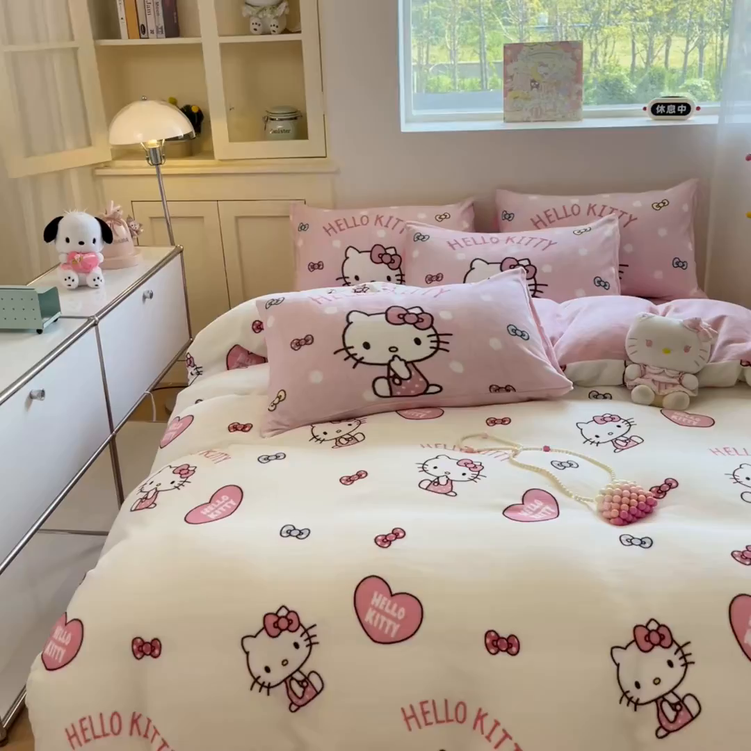 91家纺网 家纺一手货源 找家纺 桃子家居 2025新品正版三丽鸥授权Kitty数码大版枕套混搭卡通加厚高克重牛奶绒系列四件套单品 绒三丽鸥-混搭粉心KT
