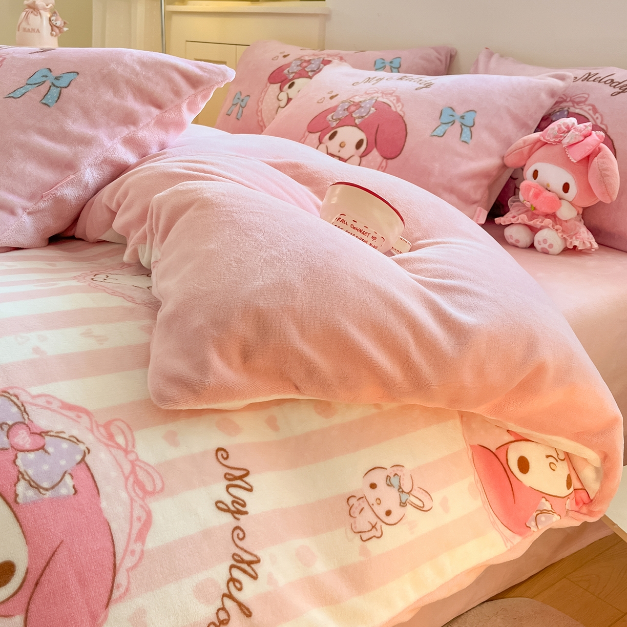 91家纺网 家纺一手货源 找家纺 桃子家居 2025新品正版三丽鸥授权Kitty数码大版枕套混搭卡通加厚高克重牛奶绒系列四件套单品 绒三丽鸥-混搭蝴蝶结美乐蒂