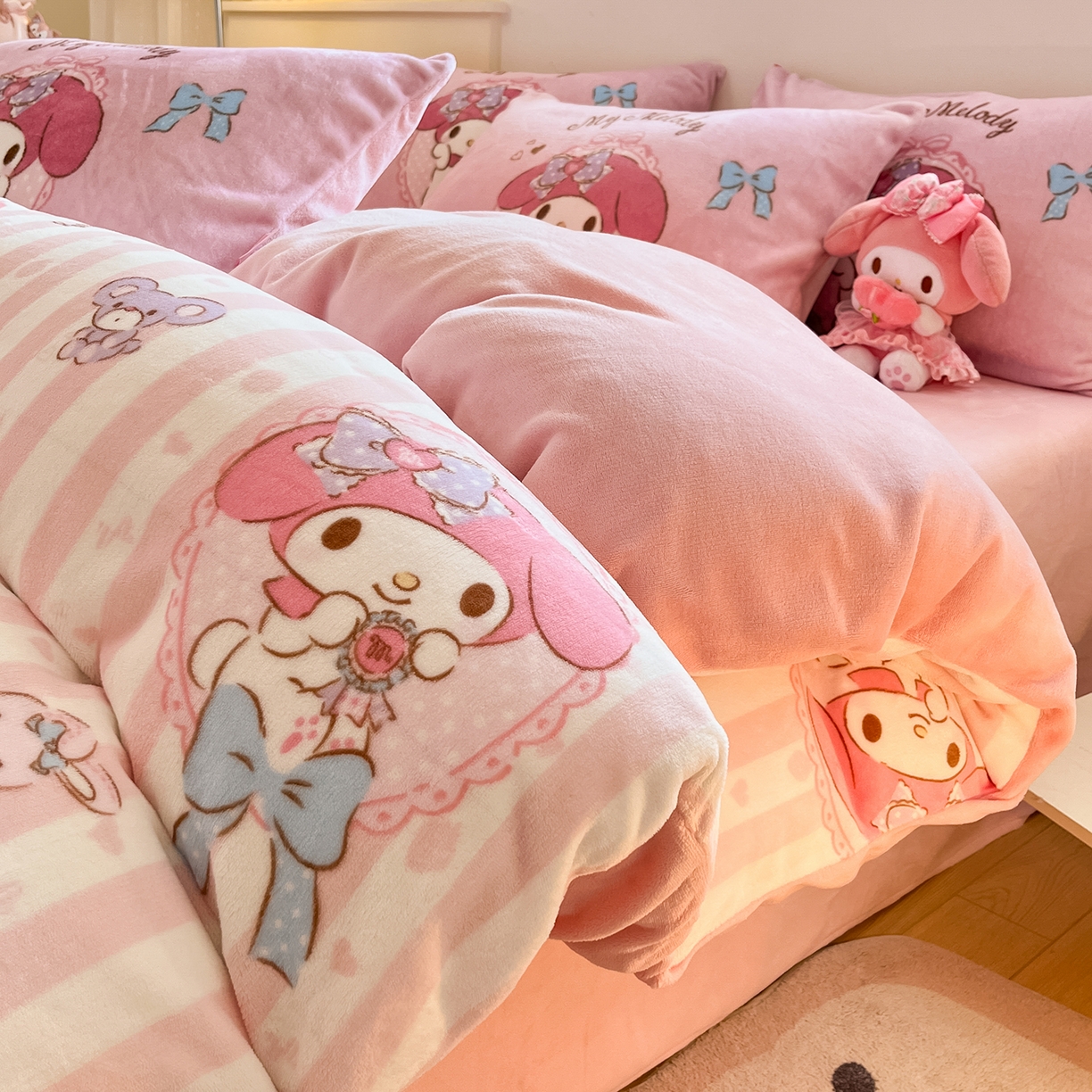 91家纺网 家纺一手货源 找家纺 桃子家居 2025新品正版三丽鸥授权Kitty数码大版枕套混搭卡通加厚高克重牛奶绒系列四件套单品 绒三丽鸥-混搭蝴蝶结美乐蒂