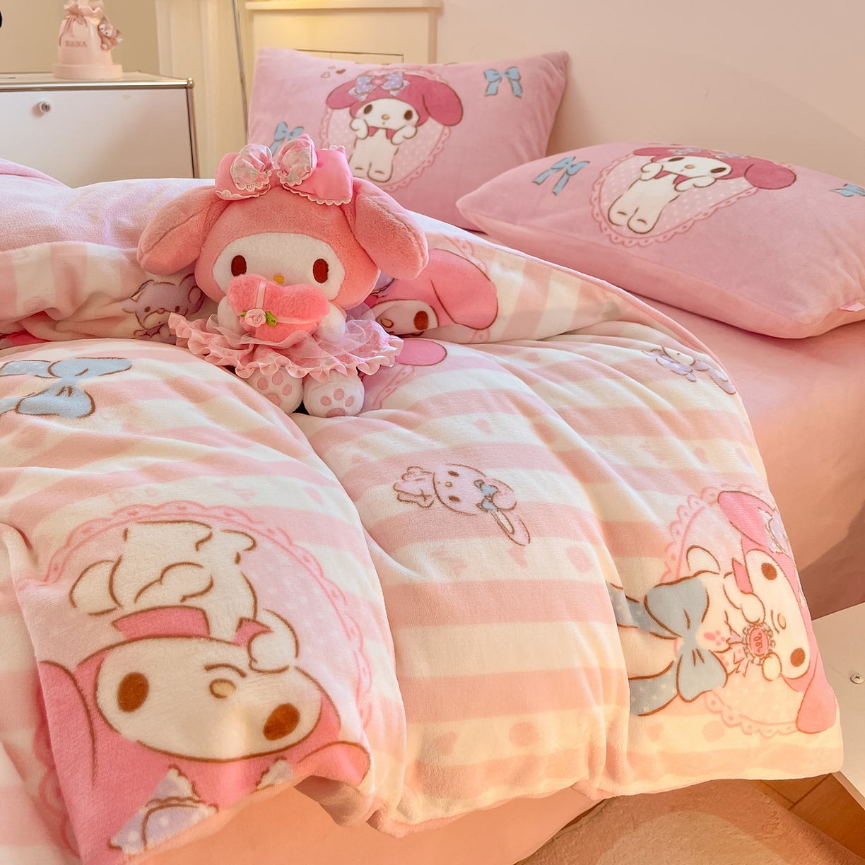 91家纺网 家纺一手货源 找家纺 桃子家居 2025新品正版三丽鸥授权Kitty数码大版枕套混搭卡通加厚高克重牛奶绒系列四件套单品 绒三丽鸥-混搭蝴蝶结美乐蒂