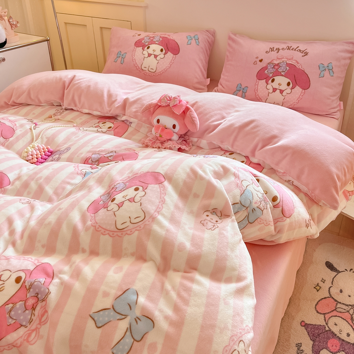 91家纺网 家纺一手货源 找家纺 桃子家居 2025新品正版三丽鸥授权Kitty数码大版枕套混搭卡通加厚高克重牛奶绒系列四件套单品 绒三丽鸥-混搭蝴蝶结美乐蒂