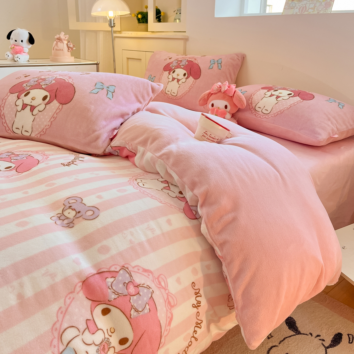 91家纺网 家纺一手货源 找家纺 桃子家居 2025新品正版三丽鸥授权Kitty数码大版枕套混搭卡通加厚高克重牛奶绒系列四件套单品 绒三丽鸥-混搭蝴蝶结美乐蒂