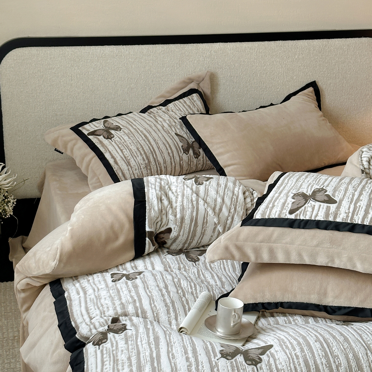 91家纺网 家纺一手货源 找家纺 （总）佳汐蓝家纺 2025秋冬牛奶绒新品雕花工艺是四件套--光影蝴蝶