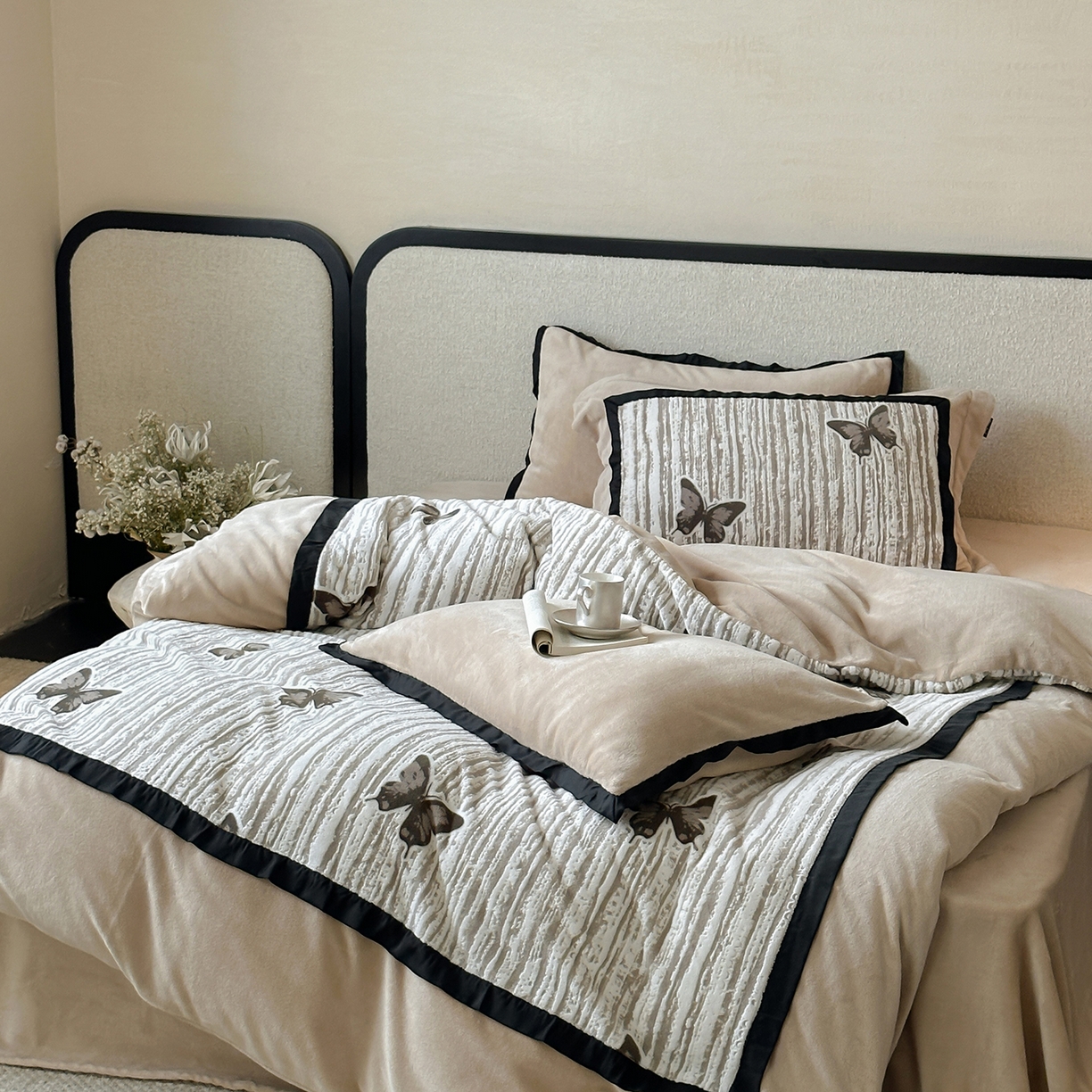 91家纺网 家纺一手货源 找家纺 （总）佳汐蓝家纺 2025秋冬牛奶绒新品雕花工艺是四件套--光影蝴蝶