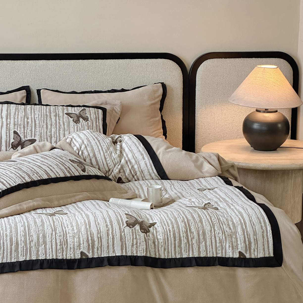 91家纺网 家纺一手货源 找家纺 （总）佳汐蓝家纺 2025秋冬牛奶绒新品雕花工艺是四件套--光影蝴蝶