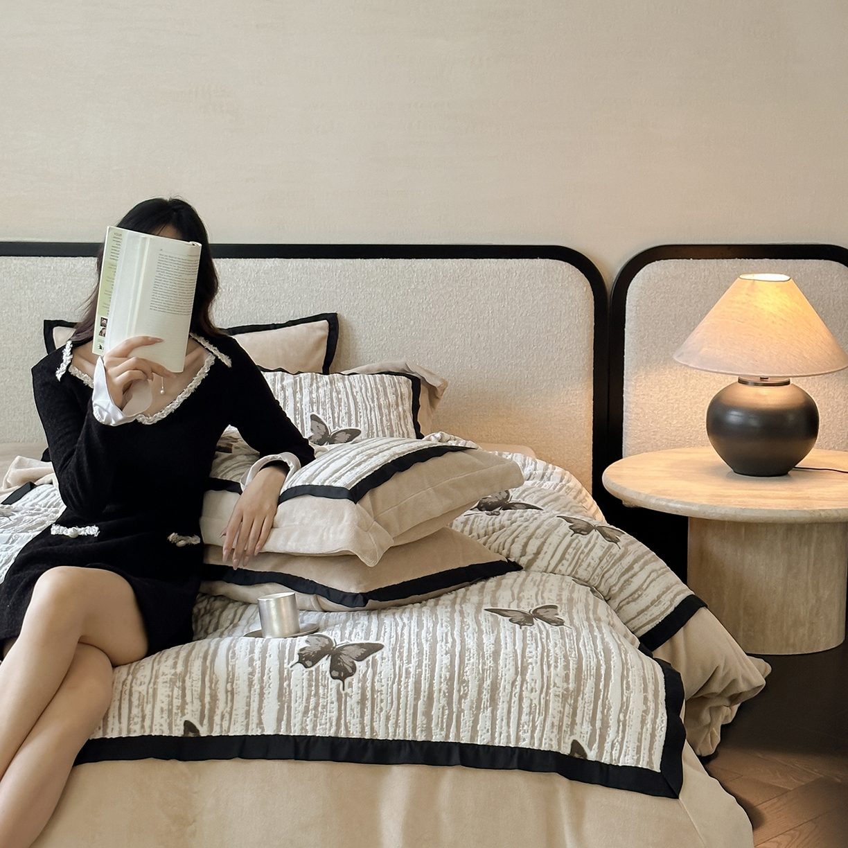 91家纺网 家纺一手货源 找家纺 （总）佳汐蓝家纺 2025秋冬牛奶绒新品雕花工艺是四件套--光影蝴蝶