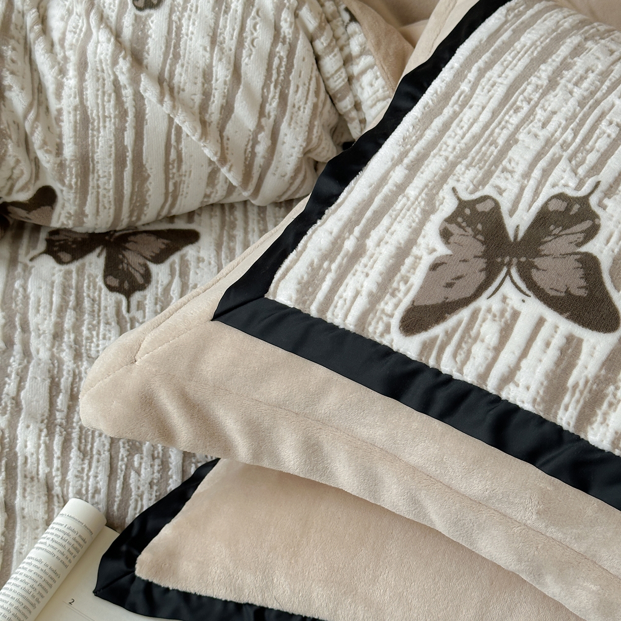 91家纺网 家纺一手货源 找家纺 （总）佳汐蓝家纺 2025秋冬牛奶绒新品雕花工艺是四件套--光影蝴蝶