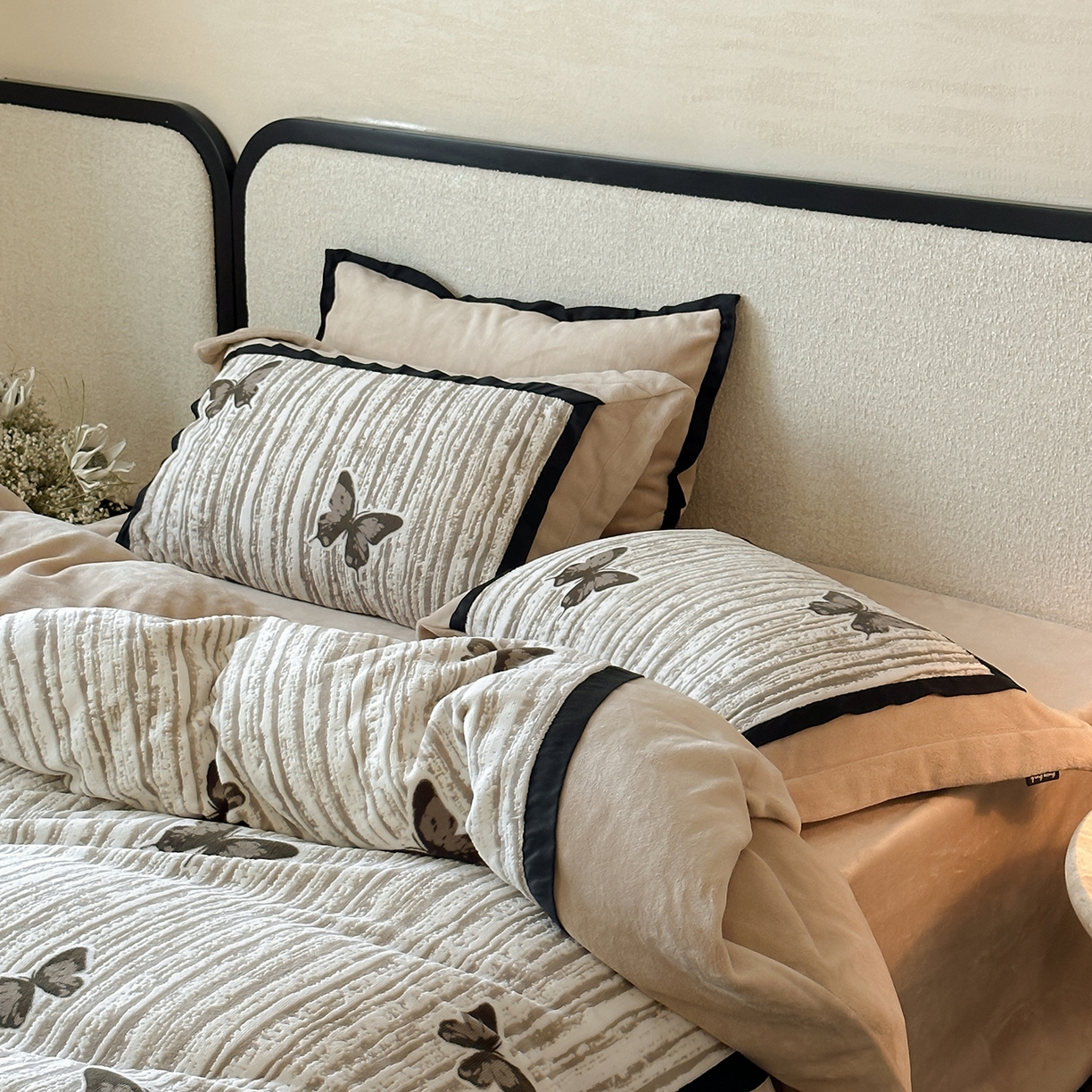 91家纺网 家纺一手货源 找家纺 （总）佳汐蓝家纺 2025秋冬牛奶绒新品雕花工艺是四件套--光影蝴蝶