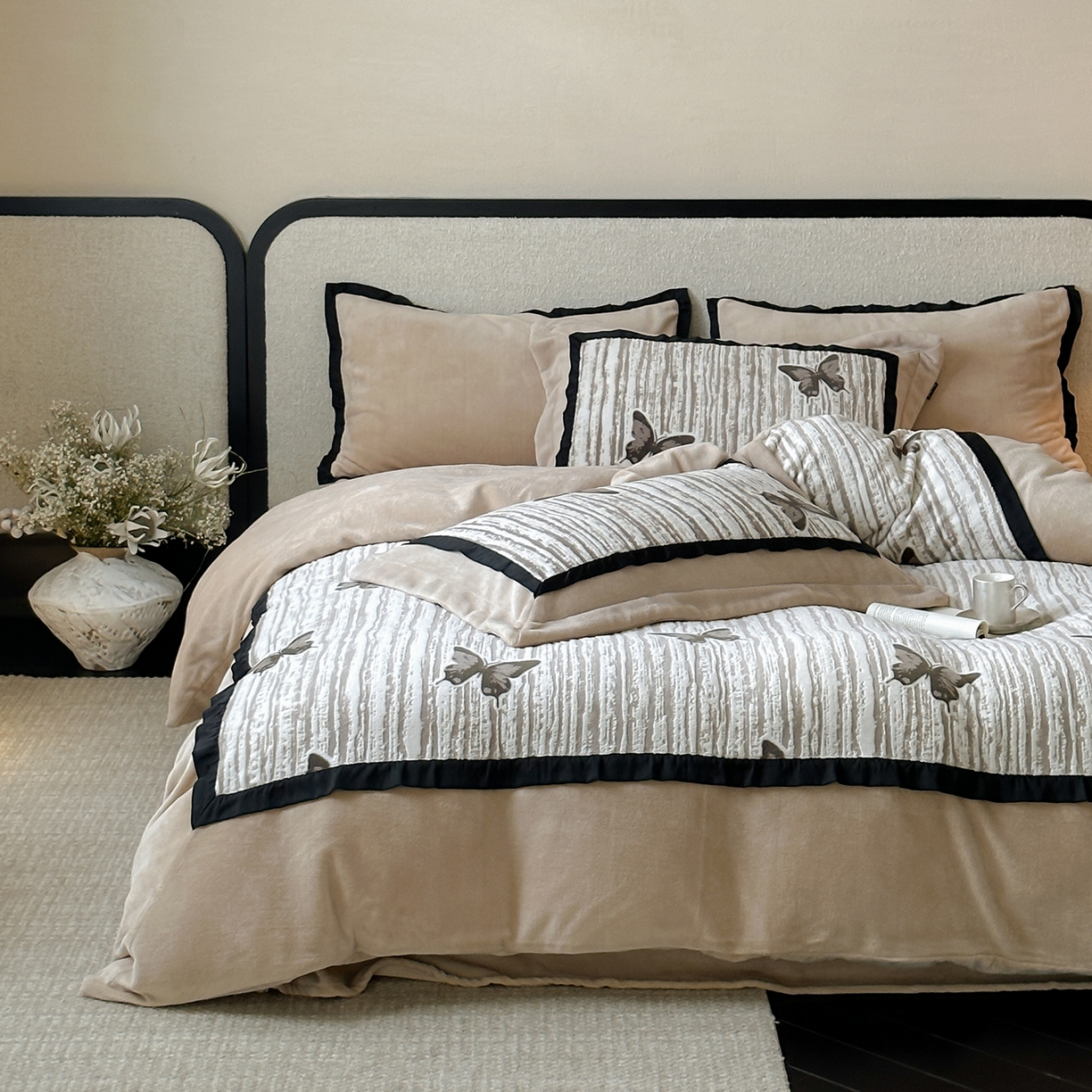 91家纺网 家纺一手货源 找家纺 （总）佳汐蓝家纺 2025秋冬牛奶绒新品雕花工艺是四件套--光影蝴蝶