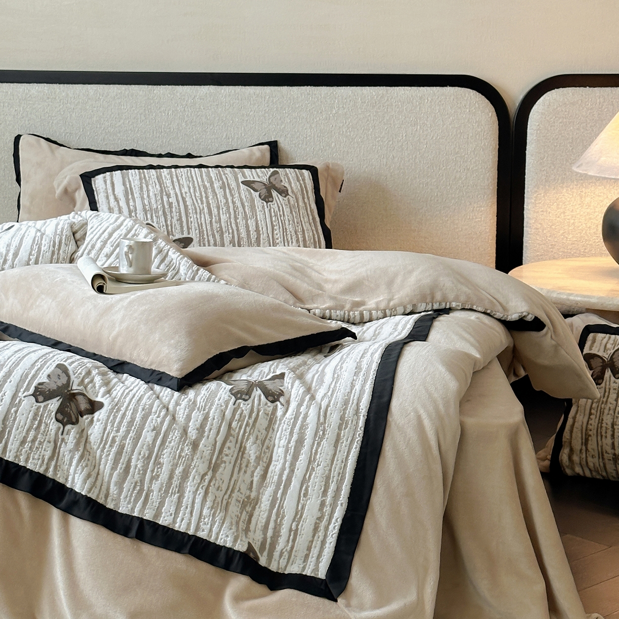 91家纺网 家纺一手货源 找家纺 （总）佳汐蓝家纺 2025秋冬牛奶绒新品雕花工艺是四件套--光影蝴蝶