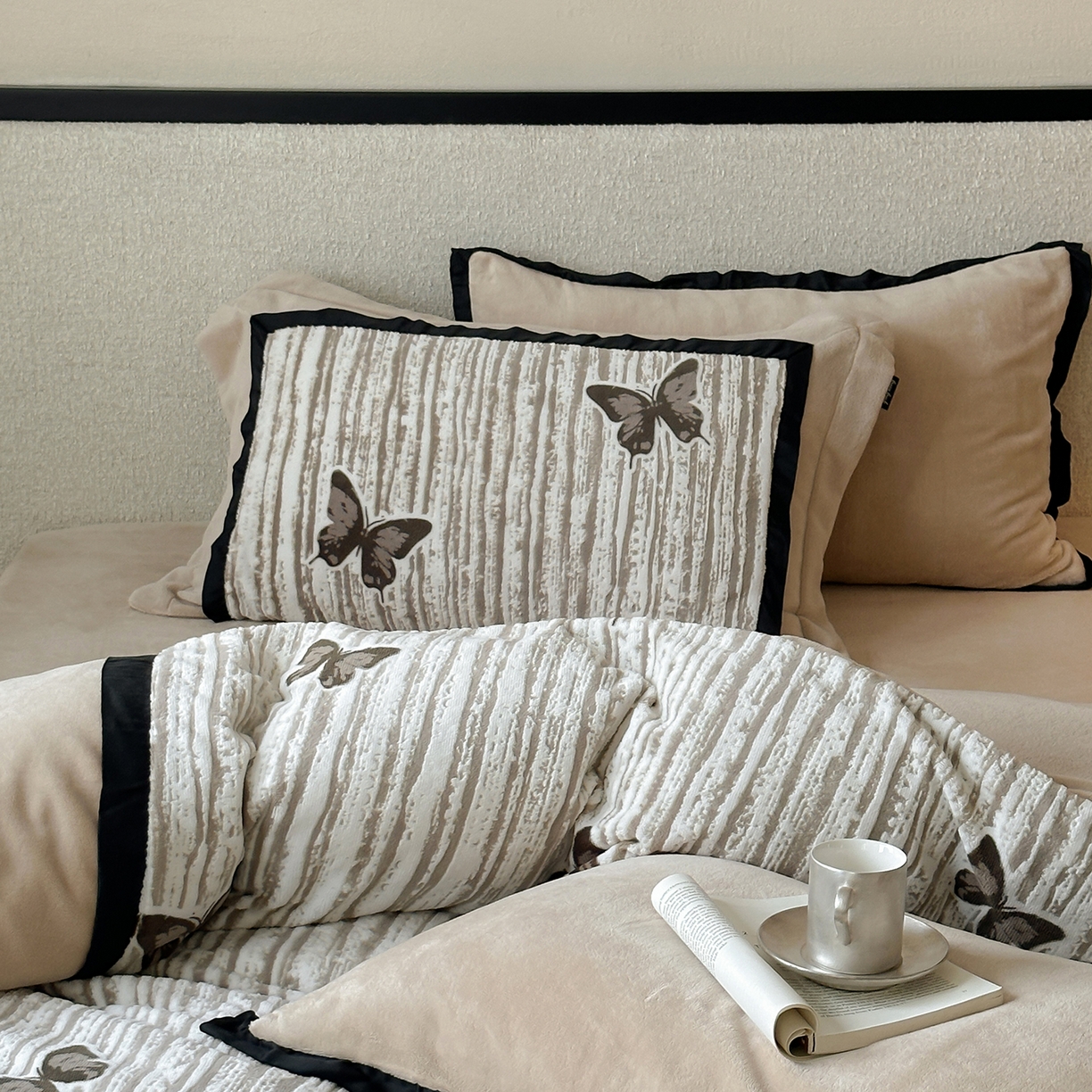 91家纺网 家纺一手货源 找家纺 （总）佳汐蓝家纺 2025秋冬牛奶绒新品雕花工艺是四件套--光影蝴蝶