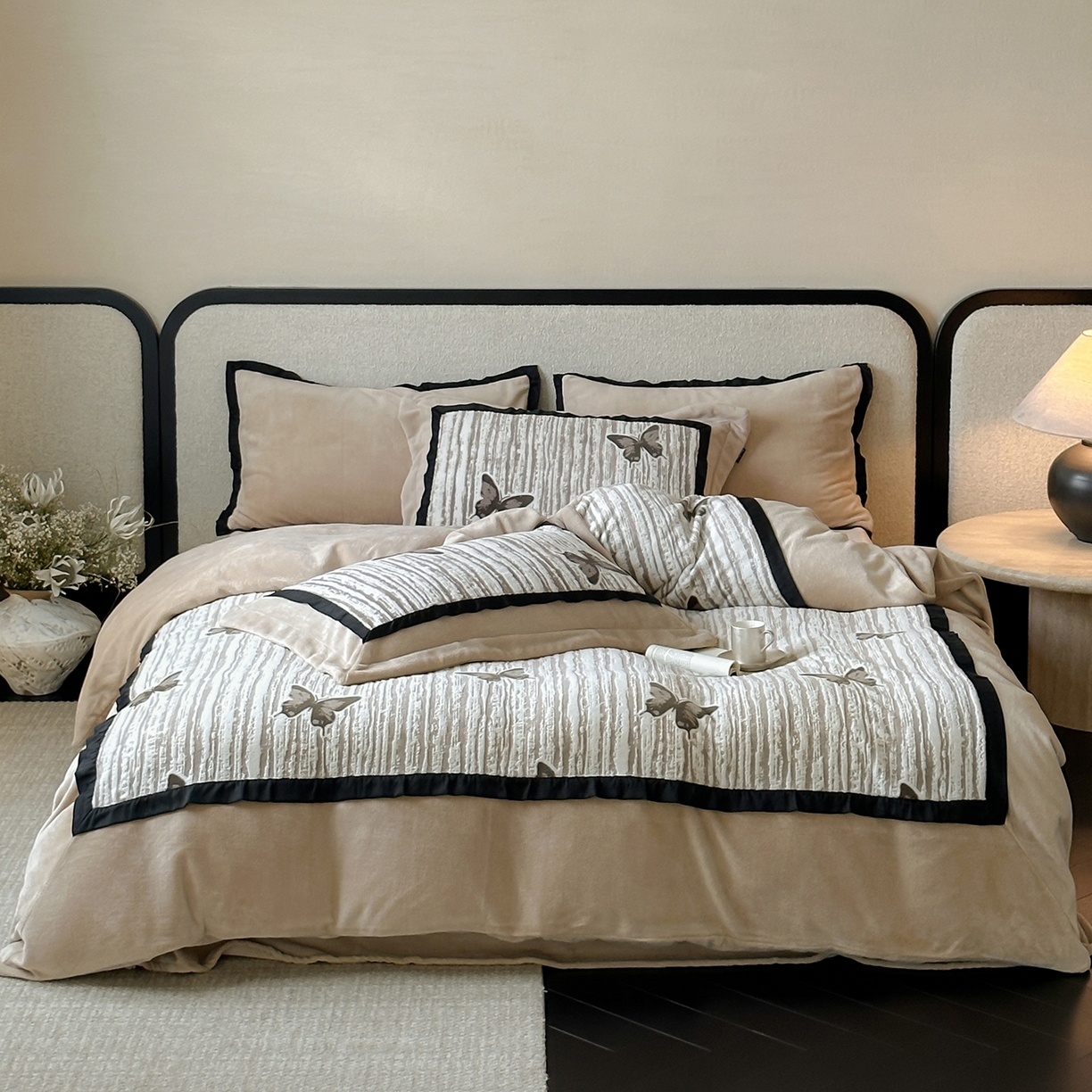 91家纺网 家纺一手货源 找家纺 （总）佳汐蓝家纺 2025秋冬牛奶绒新品雕花工艺是四件套--光影蝴蝶