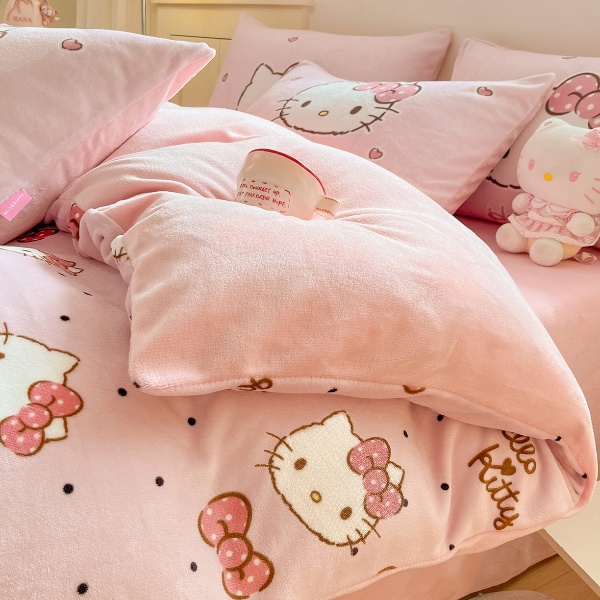 91家纺网 家纺一手货源 找家纺 桃子家居 2025新品正版三丽鸥授权Kitty数码大版枕套混搭卡通加厚高克重牛奶绒系列四件套单品 绒三丽鸥-混搭蝴蝶结KT
