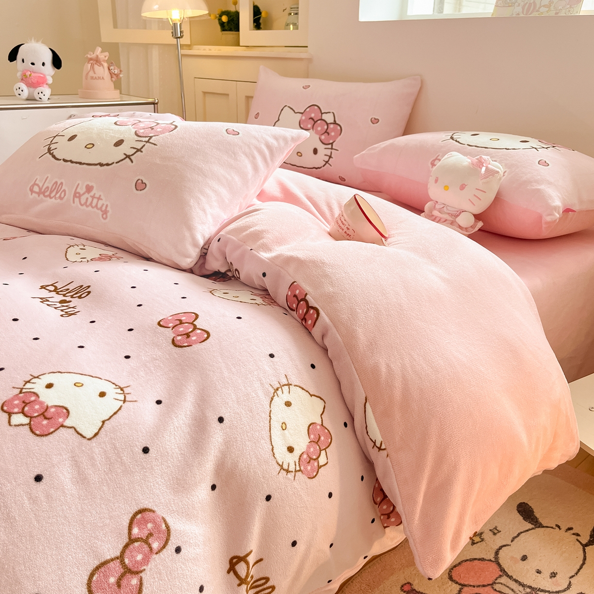 91家纺网 家纺一手货源 找家纺 桃子家居 2025新品正版三丽鸥授权Kitty数码大版枕套混搭卡通加厚高克重牛奶绒系列四件套单品 绒三丽鸥-混搭蝴蝶结KT