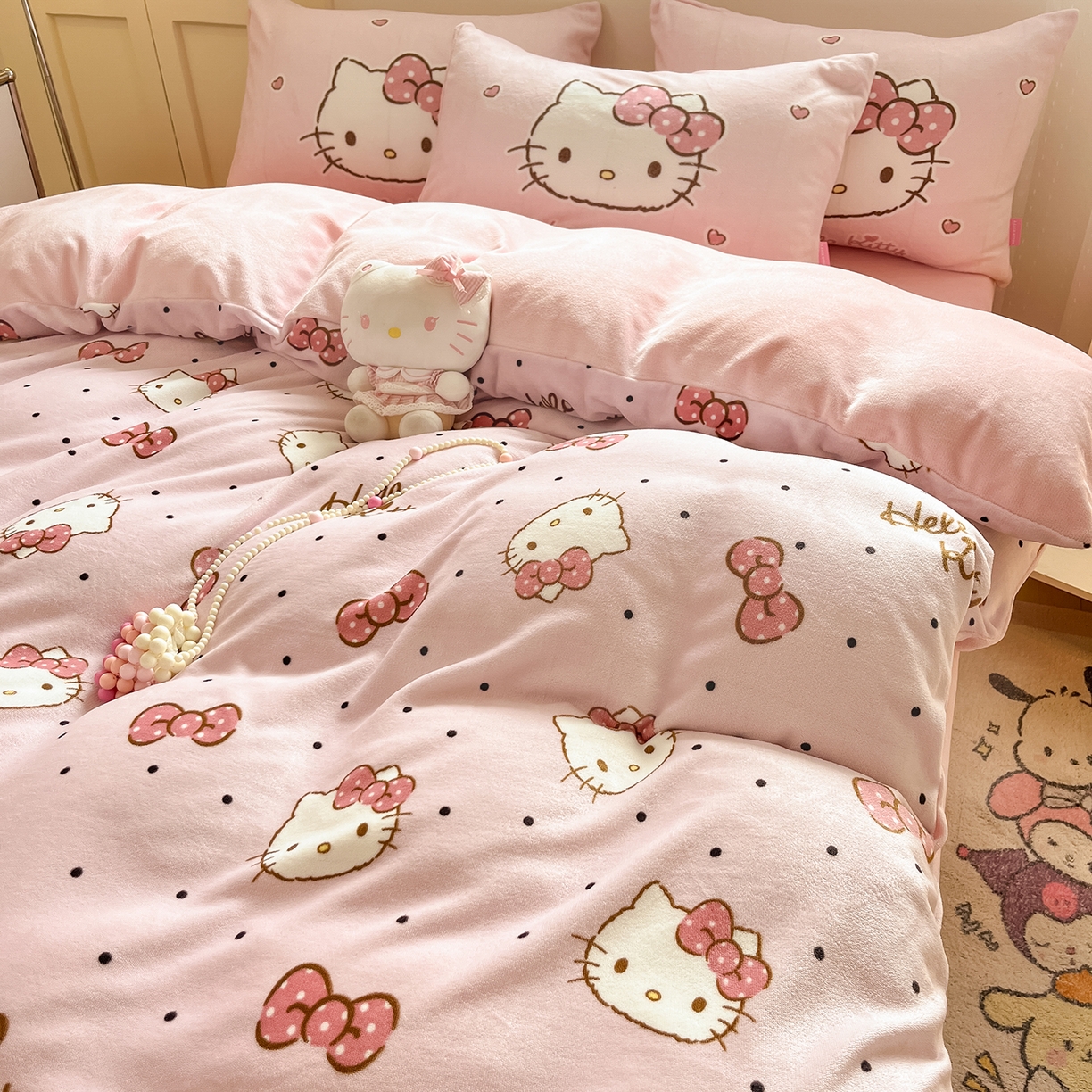 91家纺网 家纺一手货源 找家纺 桃子家居 2025新品正版三丽鸥授权Kitty数码大版枕套混搭卡通加厚高克重牛奶绒系列四件套单品 绒三丽鸥-混搭蝴蝶结KT