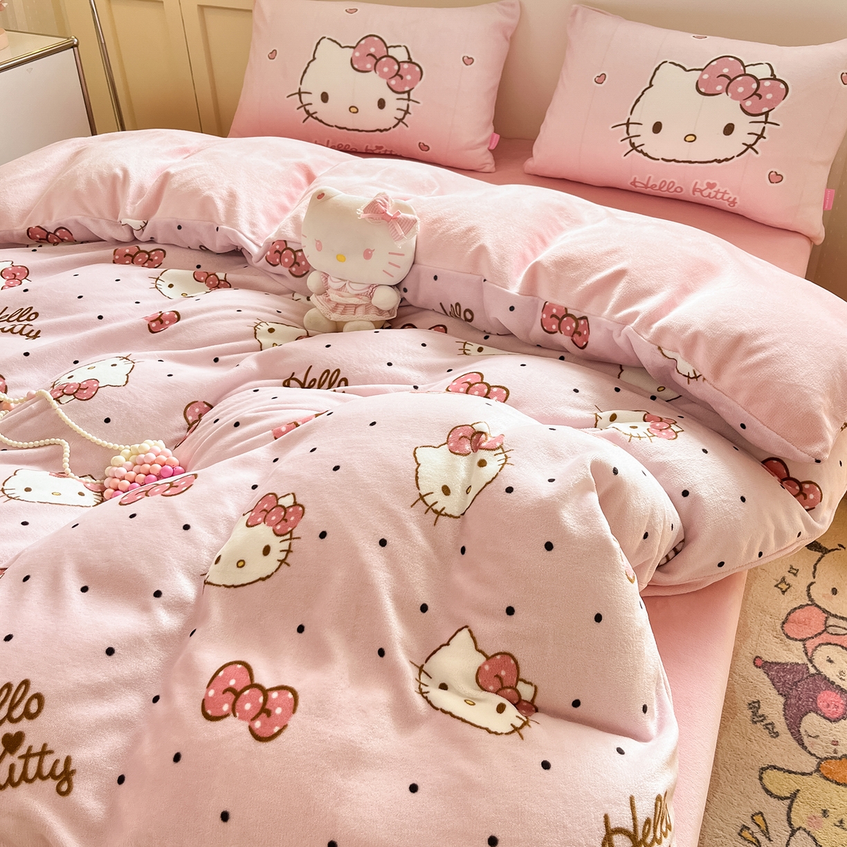 91家纺网 家纺一手货源 找家纺 桃子家居 2025新品正版三丽鸥授权Kitty数码大版枕套混搭卡通加厚高克重牛奶绒系列四件套单品 绒三丽鸥-混搭蝴蝶结KT