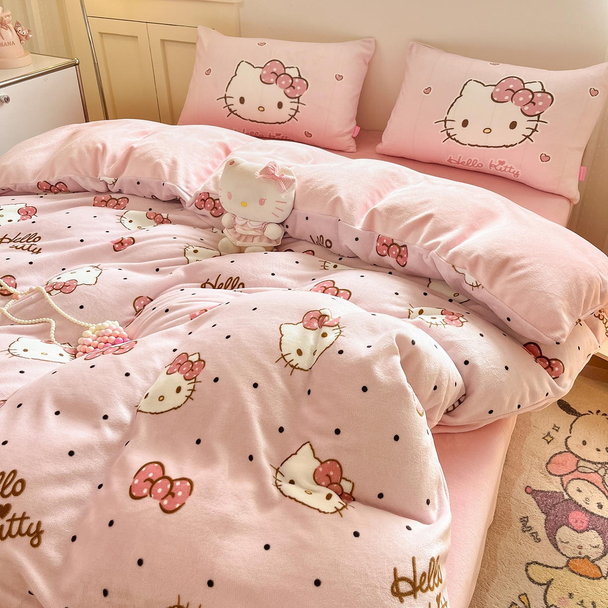 91家纺网 家纺一手货源 找家纺 桃子家居 2025新品正版三丽鸥授权Kitty数码大版枕套混搭卡通加厚高克重牛奶绒系列四件套单品 绒三丽鸥-混搭蝴蝶结KT