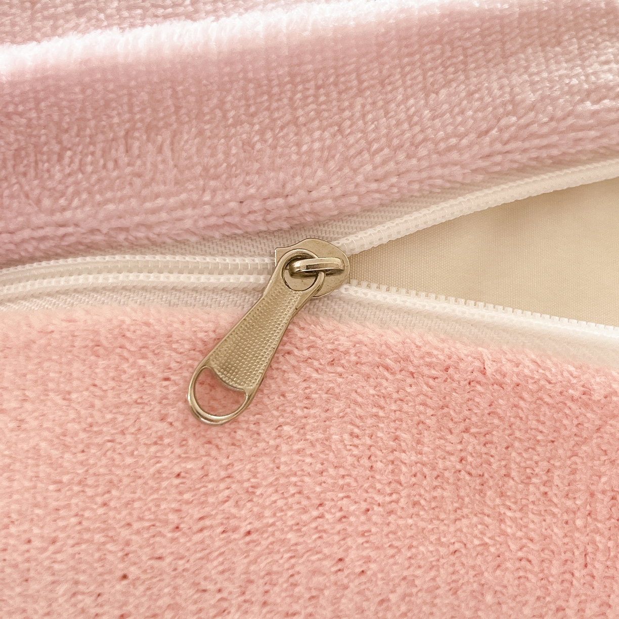 91家纺网 家纺一手货源 找家纺 桃子家居 2025新品正版三丽鸥授权Kitty数码大版枕套混搭卡通加厚高克重牛奶绒系列四件套单品 绒三丽鸥-混搭蝴蝶结KT