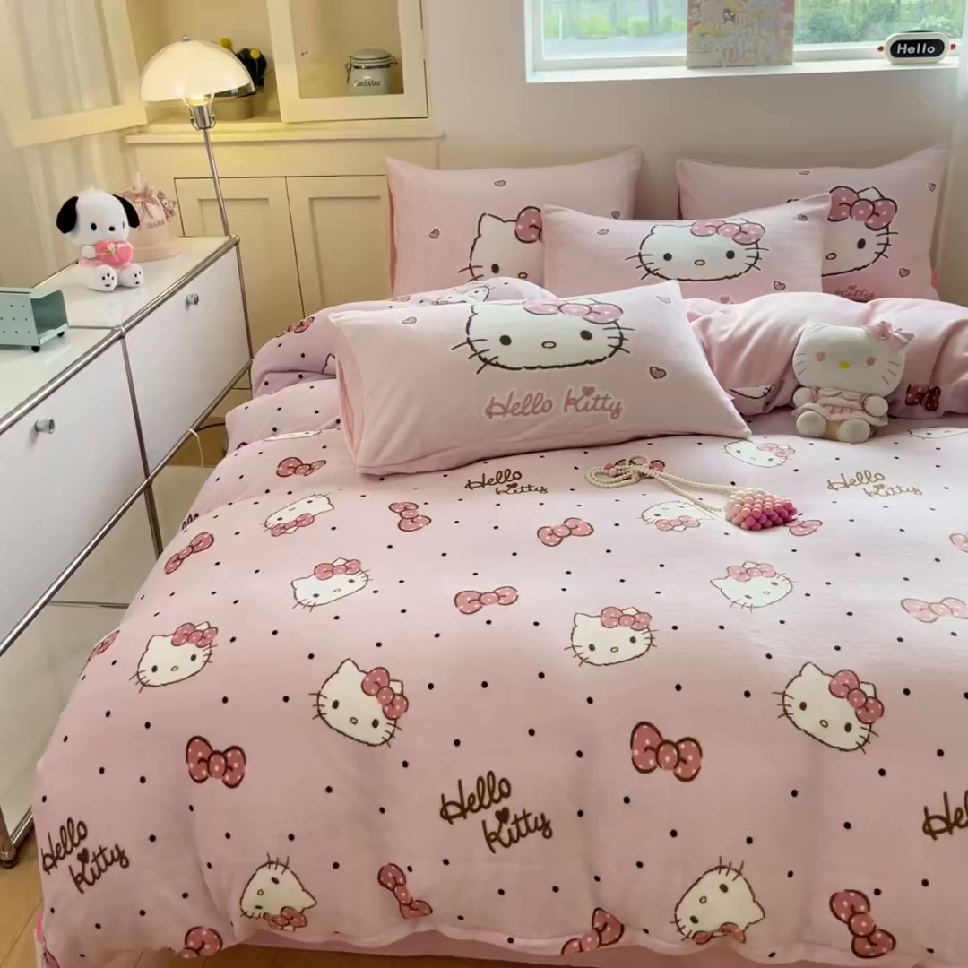 91家纺网 家纺一手货源 找家纺 桃子家居 2025新品正版三丽鸥授权Kitty数码大版枕套混搭卡通加厚高克重牛奶绒系列四件套单品 绒三丽鸥-混搭蝴蝶结KT