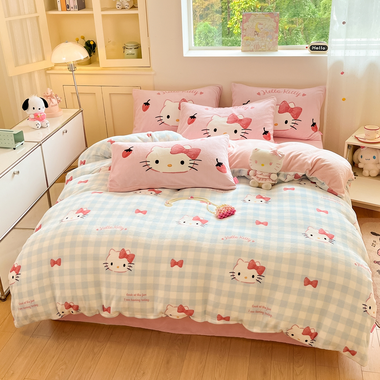 91家纺网 家纺一手货源 找家纺 桃子家居 2025新品正版三丽鸥授权Kitty数码大版枕套混搭卡通加厚高克重牛奶绒系列四件套单品 绒三丽鸥-混搭蓝粉KT