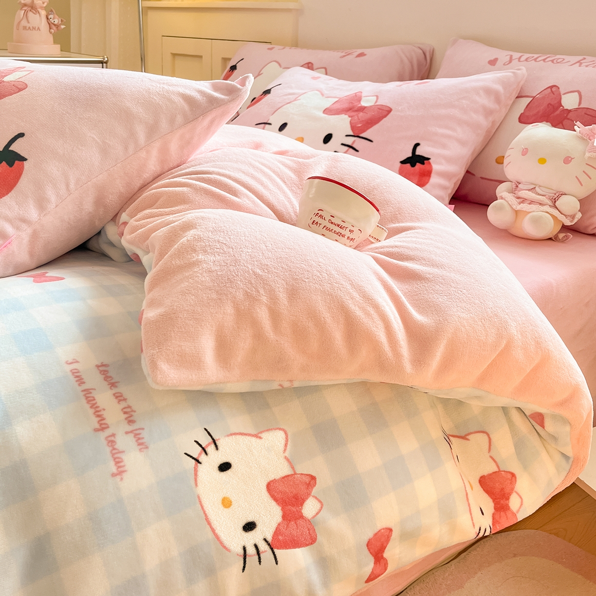 91家纺网 家纺一手货源 找家纺 桃子家居 2025新品正版三丽鸥授权Kitty数码大版枕套混搭卡通加厚高克重牛奶绒系列四件套单品 绒三丽鸥-混搭蓝粉KT