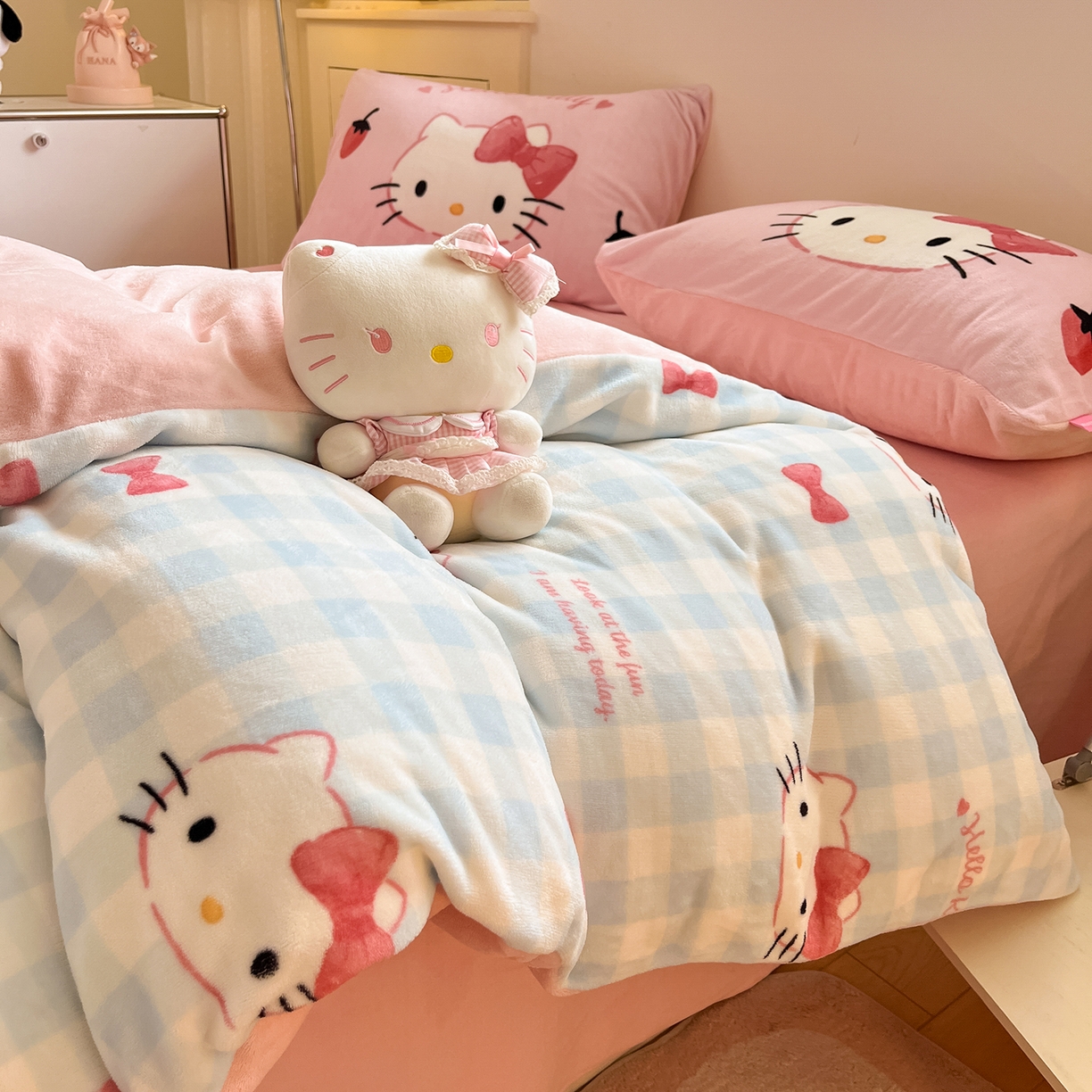 91家纺网 家纺一手货源 找家纺 桃子家居 2025新品正版三丽鸥授权Kitty数码大版枕套混搭卡通加厚高克重牛奶绒系列四件套单品 绒三丽鸥-混搭蓝粉KT