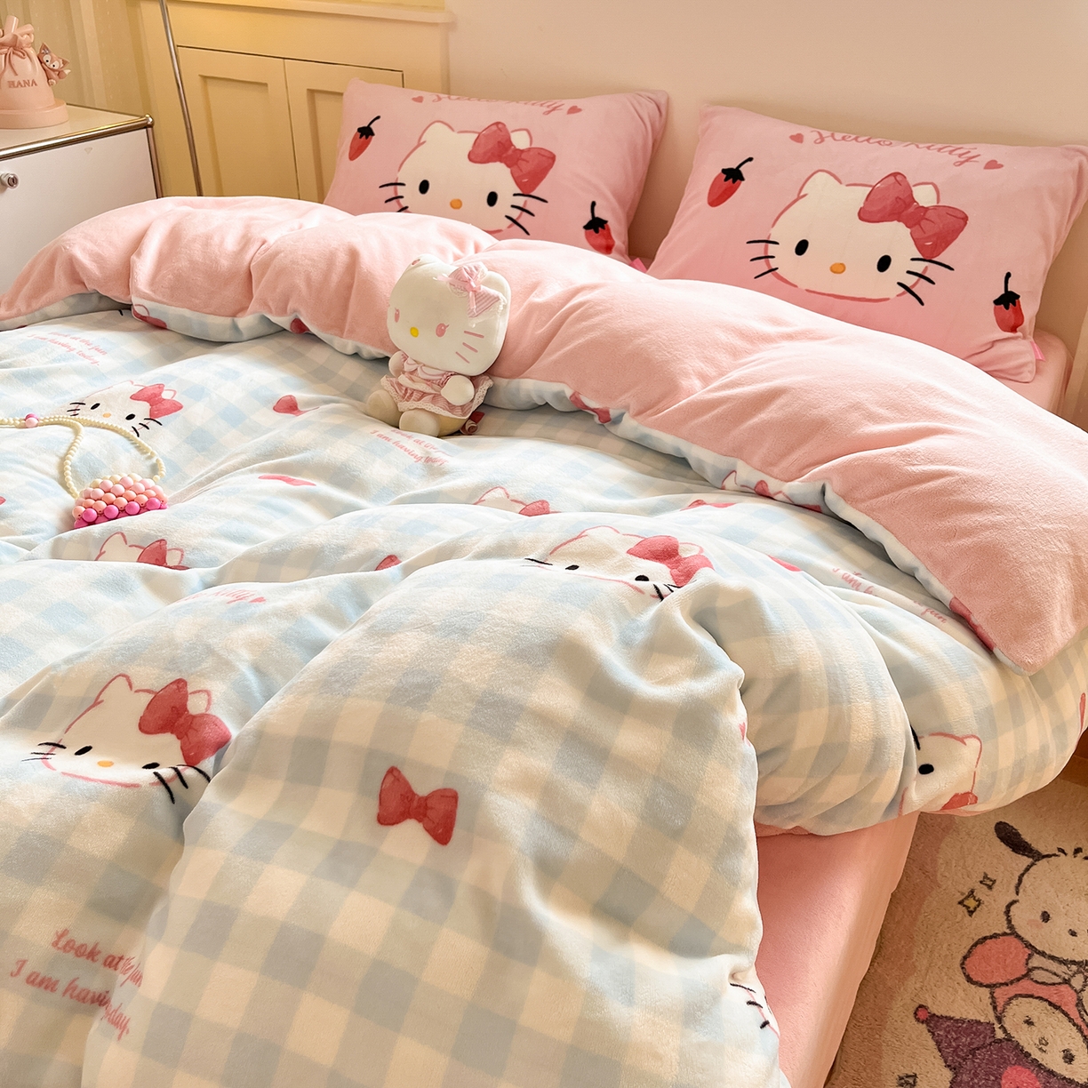 91家纺网 家纺一手货源 找家纺 桃子家居 2025新品正版三丽鸥授权Kitty数码大版枕套混搭卡通加厚高克重牛奶绒系列四件套单品 绒三丽鸥-混搭蓝粉KT