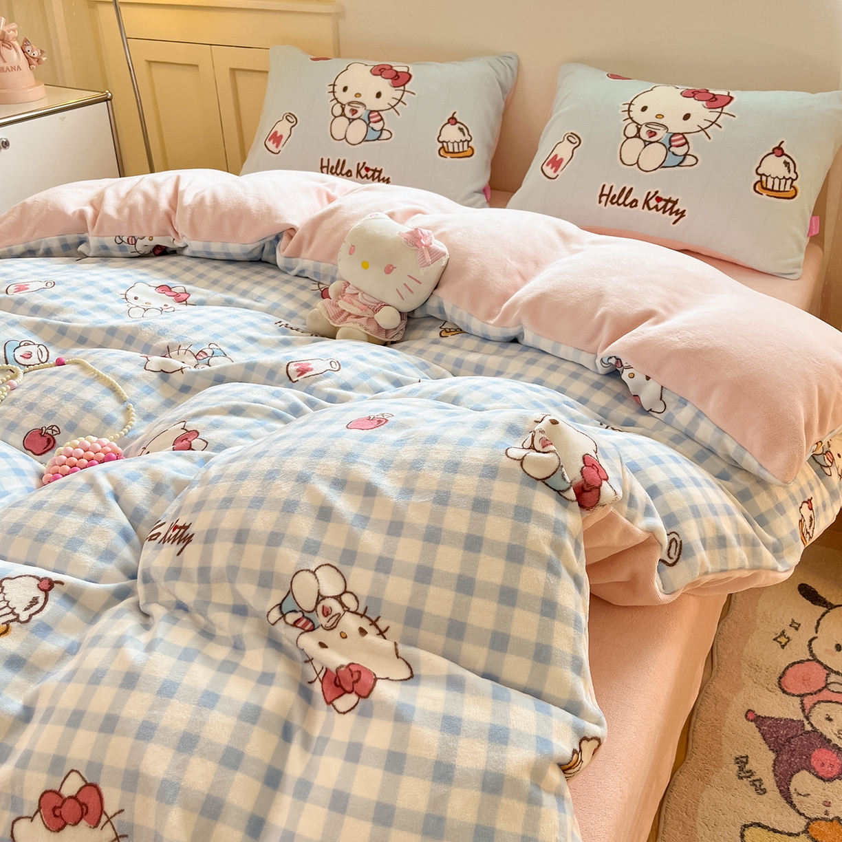 91家纺网 家纺一手货源 找家纺 桃子家居 2025新品正版三丽鸥授权Kitty数码大版枕套混搭卡通加厚高克重牛奶绒系列四件套单品 绒三丽鸥-混搭蓝甜心KT