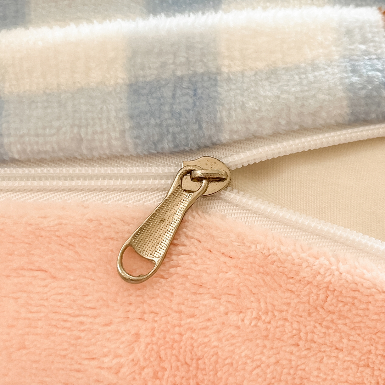 91家纺网 家纺一手货源 找家纺 桃子家居 2025新品正版三丽鸥授权Kitty数码大版枕套混搭卡通加厚高克重牛奶绒系列四件套单品 绒三丽鸥-混搭蓝甜心KT