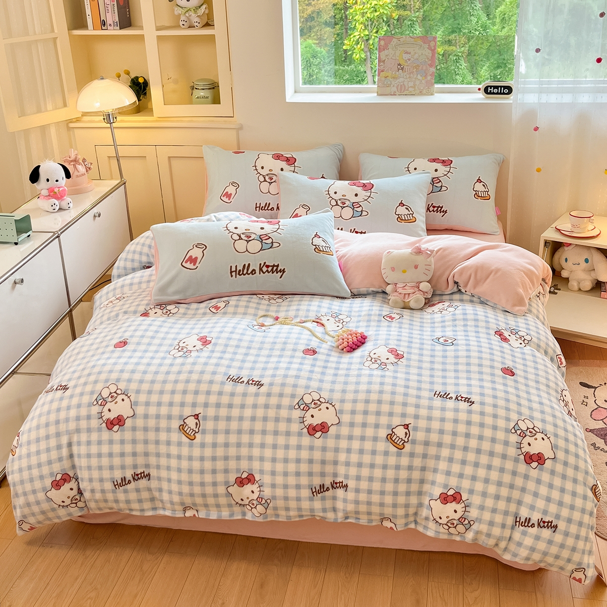 91家纺网 家纺一手货源 找家纺 桃子家居 2025新品正版三丽鸥授权Kitty数码大版枕套混搭卡通加厚高克重牛奶绒系列四件套单品 绒三丽鸥-混搭蓝甜心KT